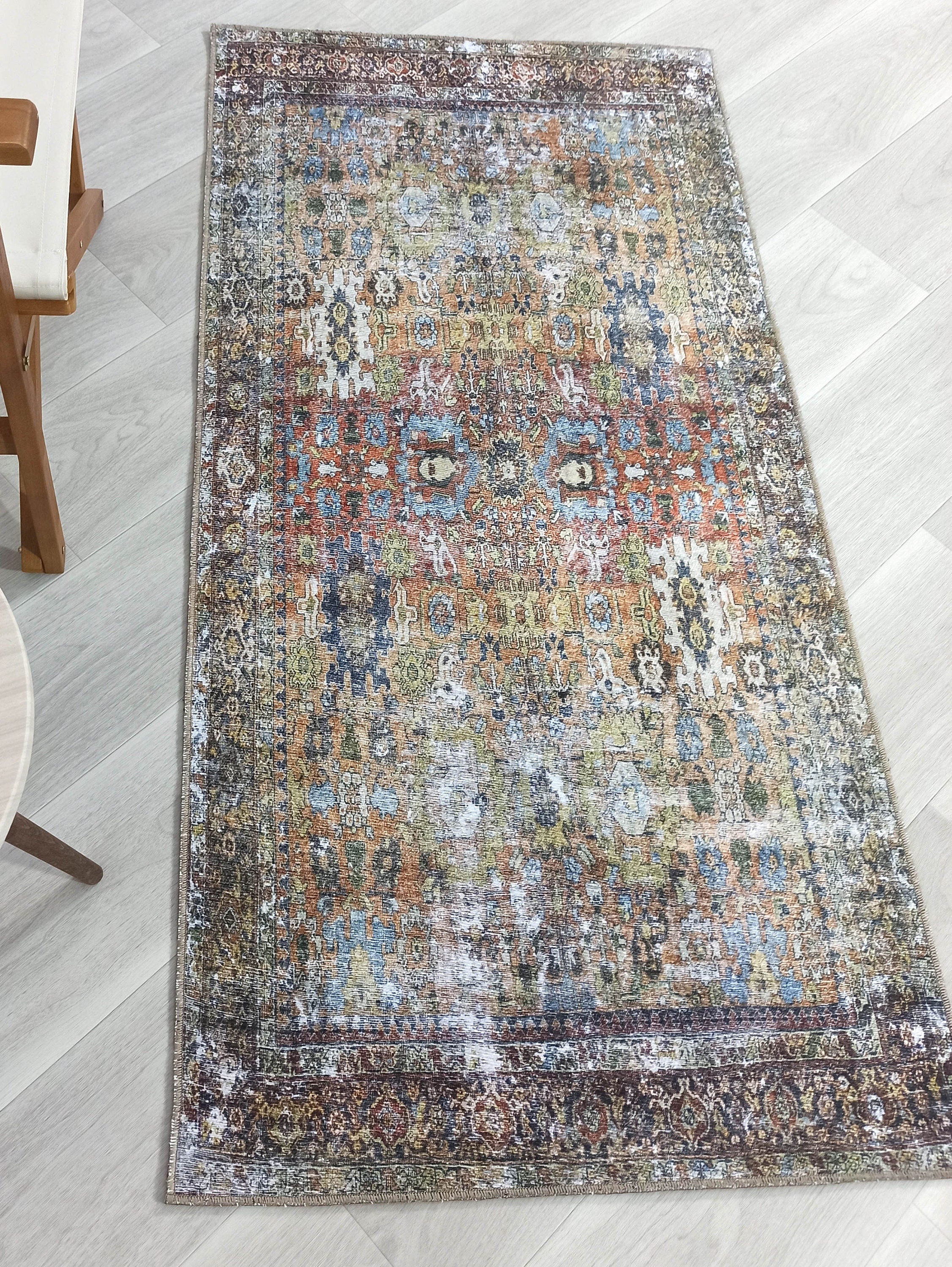 Zeytin Yeşili ve Toprak Tonlu Vintage Türk Halısı