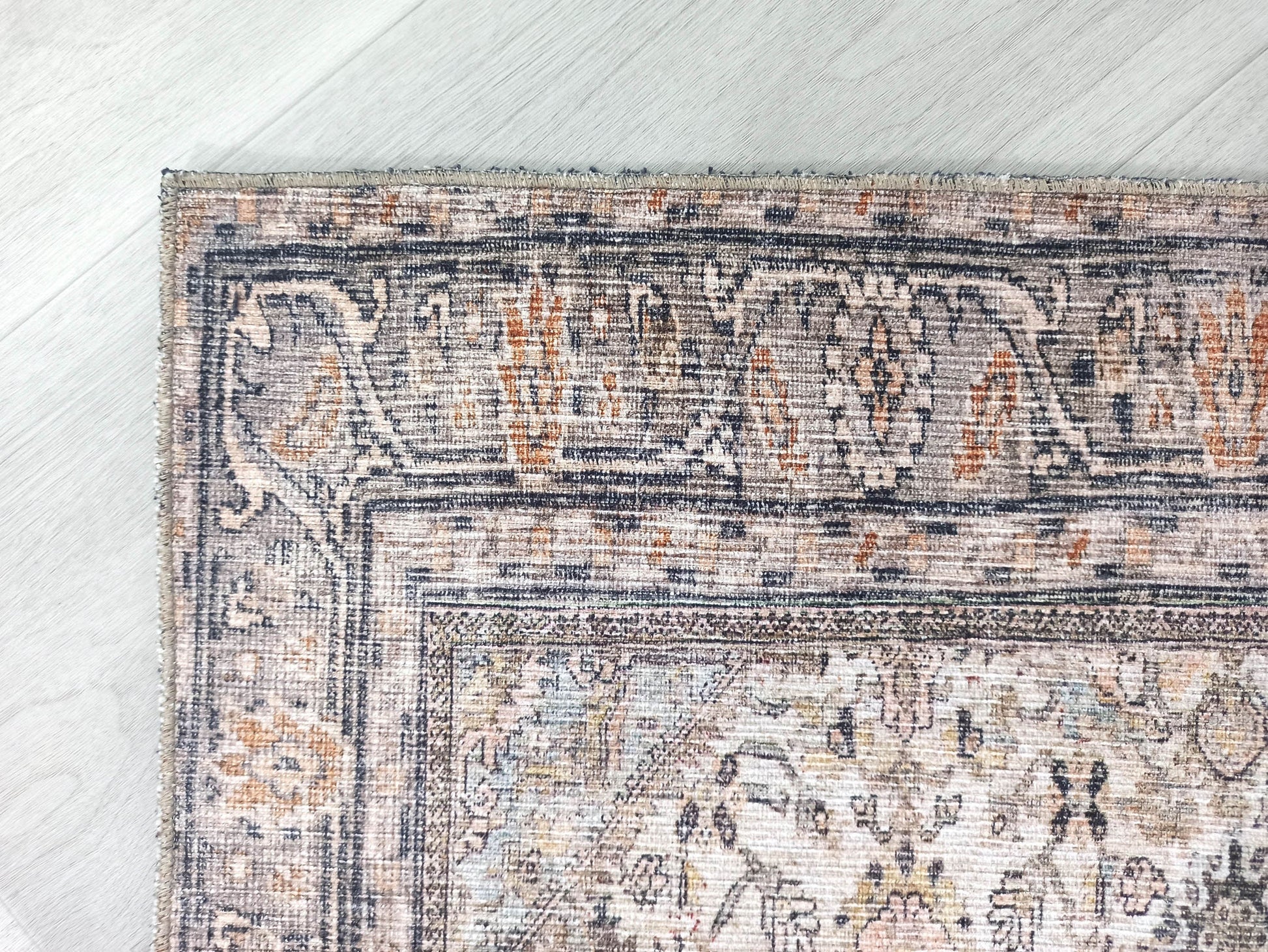 Bej ve Toprak Tonlu Çiçek Desenli Vintage Halı