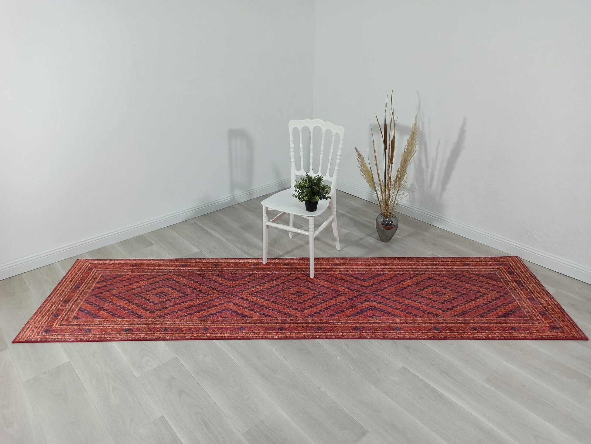 Kiremit Kırmızı ve Lacivert Geometrik Desenli Anadolu Kilim Halı