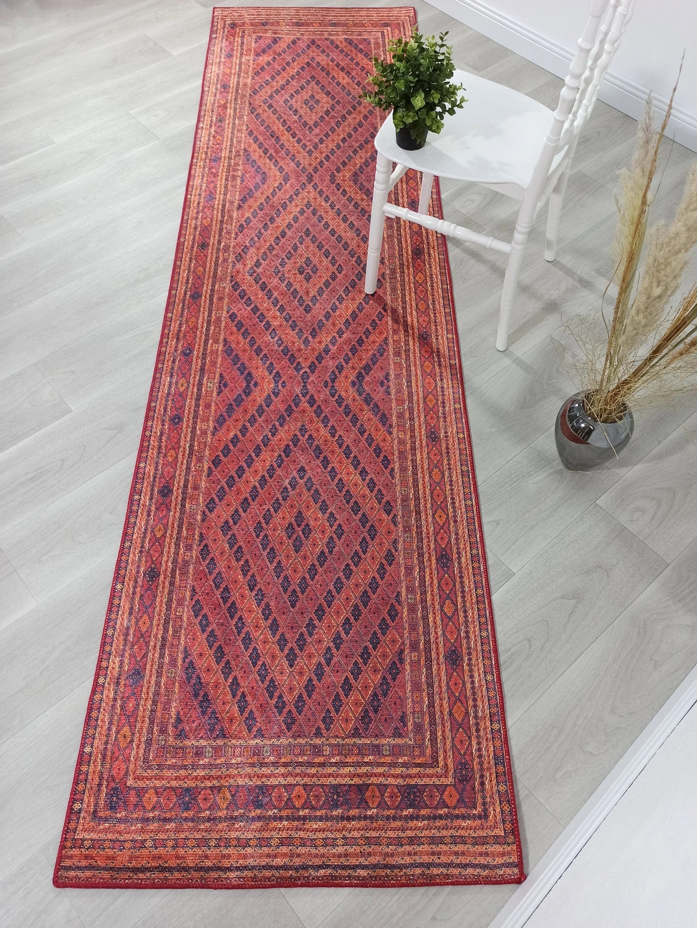 Kiremit Kırmızı ve Lacivert Geometrik Desenli Anadolu Kilim Halı