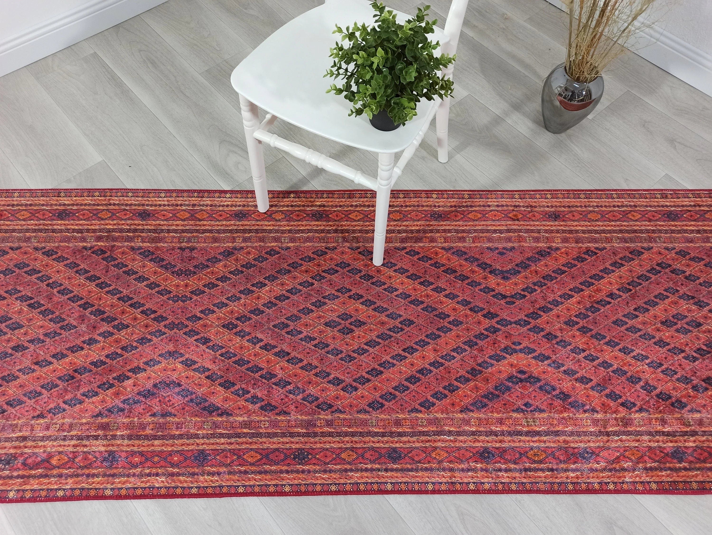 Kiremit Kırmızı ve Lacivert Geometrik Desenli Anadolu Kilim Halı
