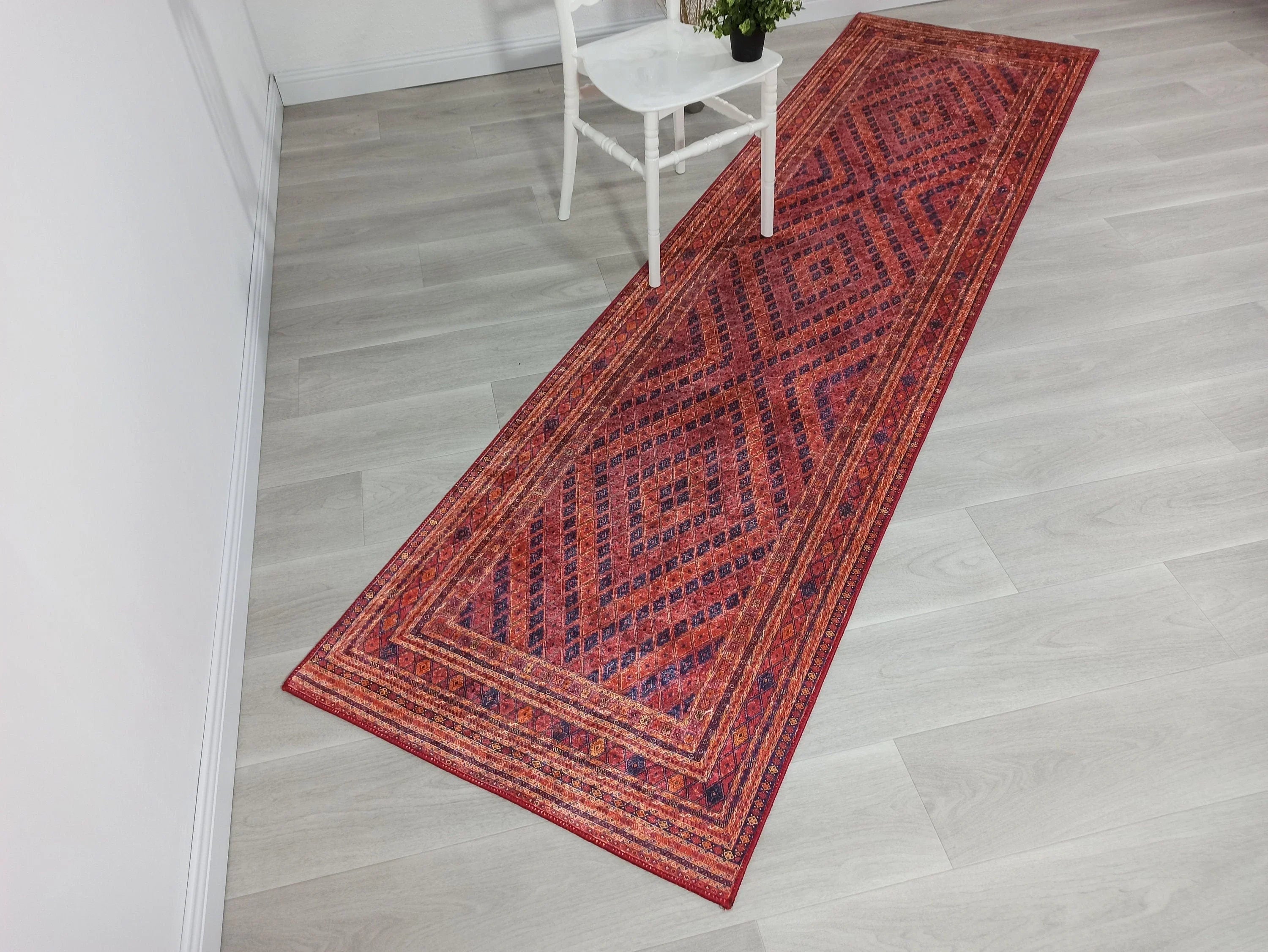 Kiremit Kırmızı ve Lacivert Geometrik Desenli Anadolu Kilim Halı