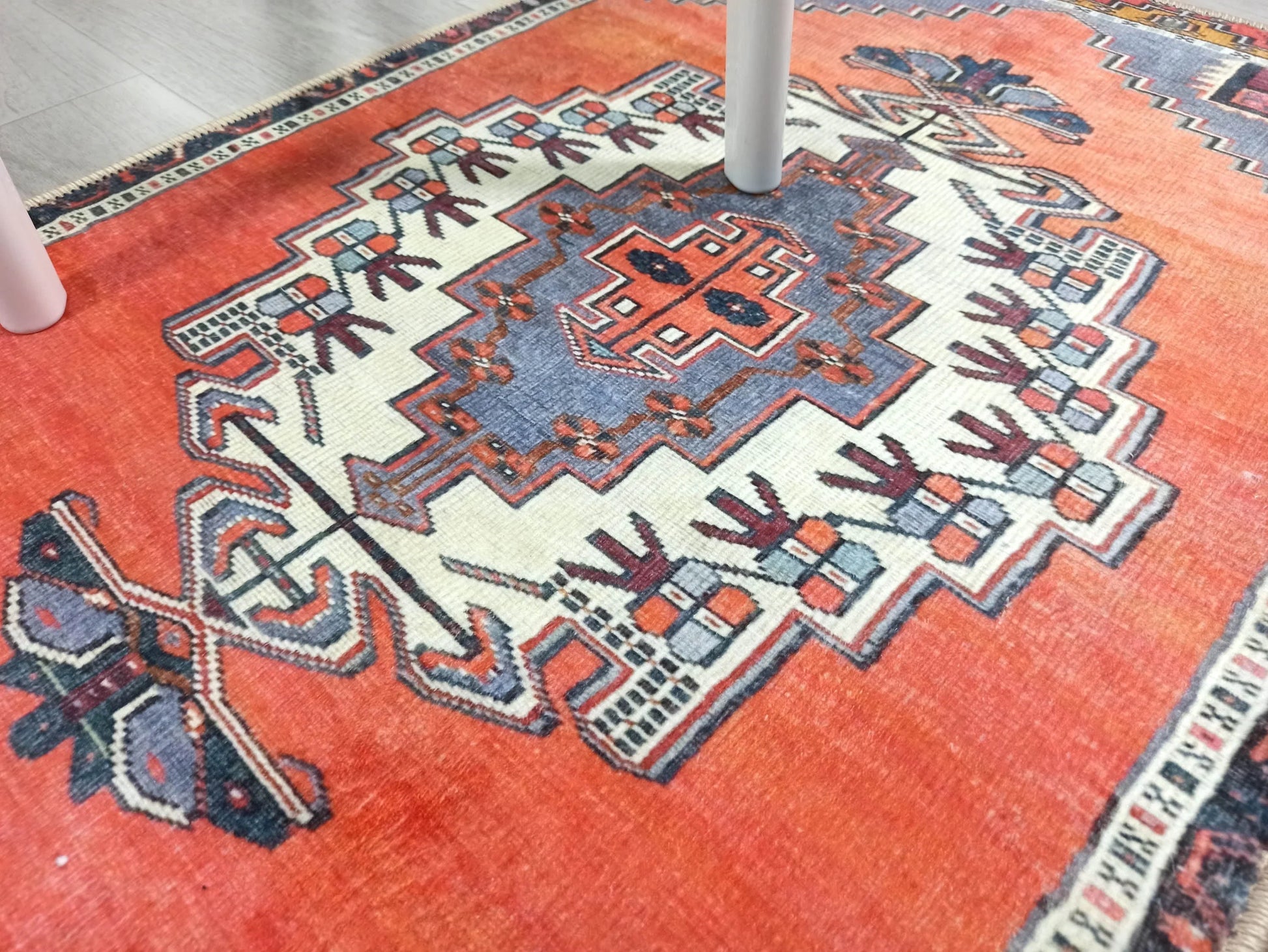 Kiremit Turuncu ve Mercan Kırmızı Renkli Vintage Halısı