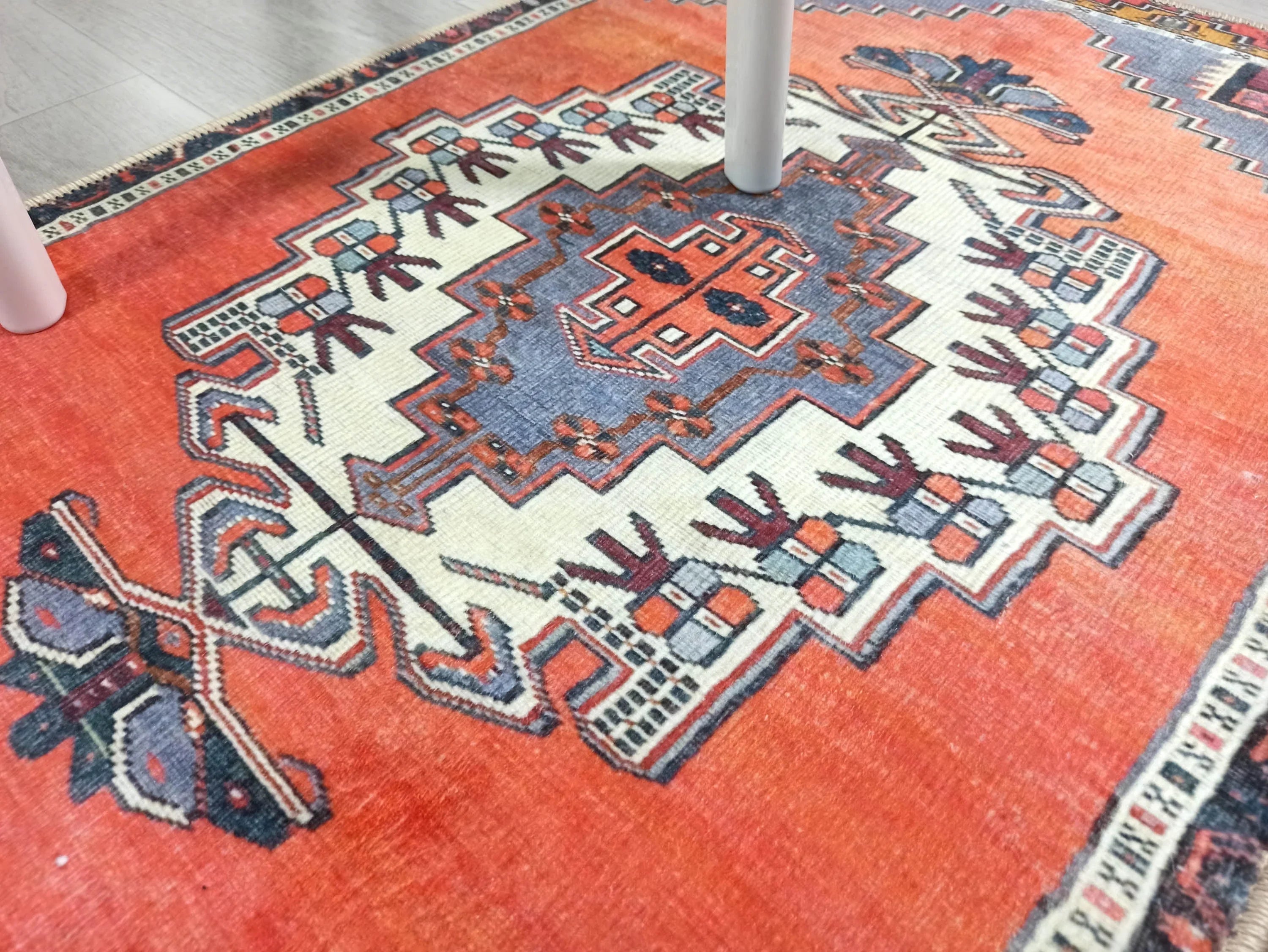 Kiremit Turuncu ve Mercan Kırmızı Renkli Vintage Halısı