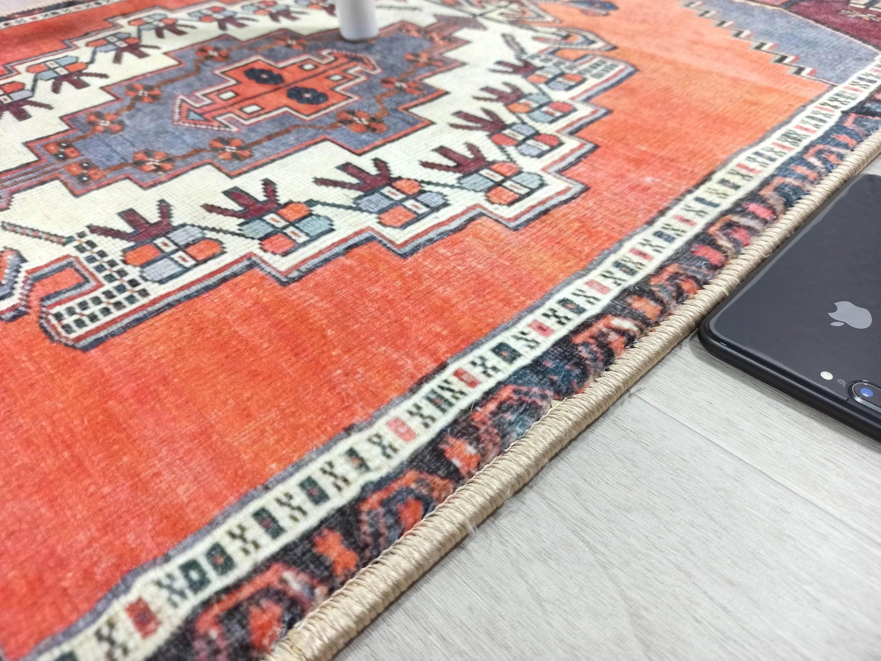 Kiremit Turuncu ve Mercan Kırmızı Renkli Vintage Halısı