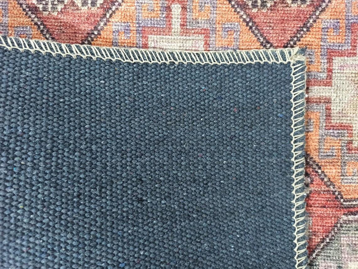 Kiremit ve Geometrik Desenli Vintage Halı
