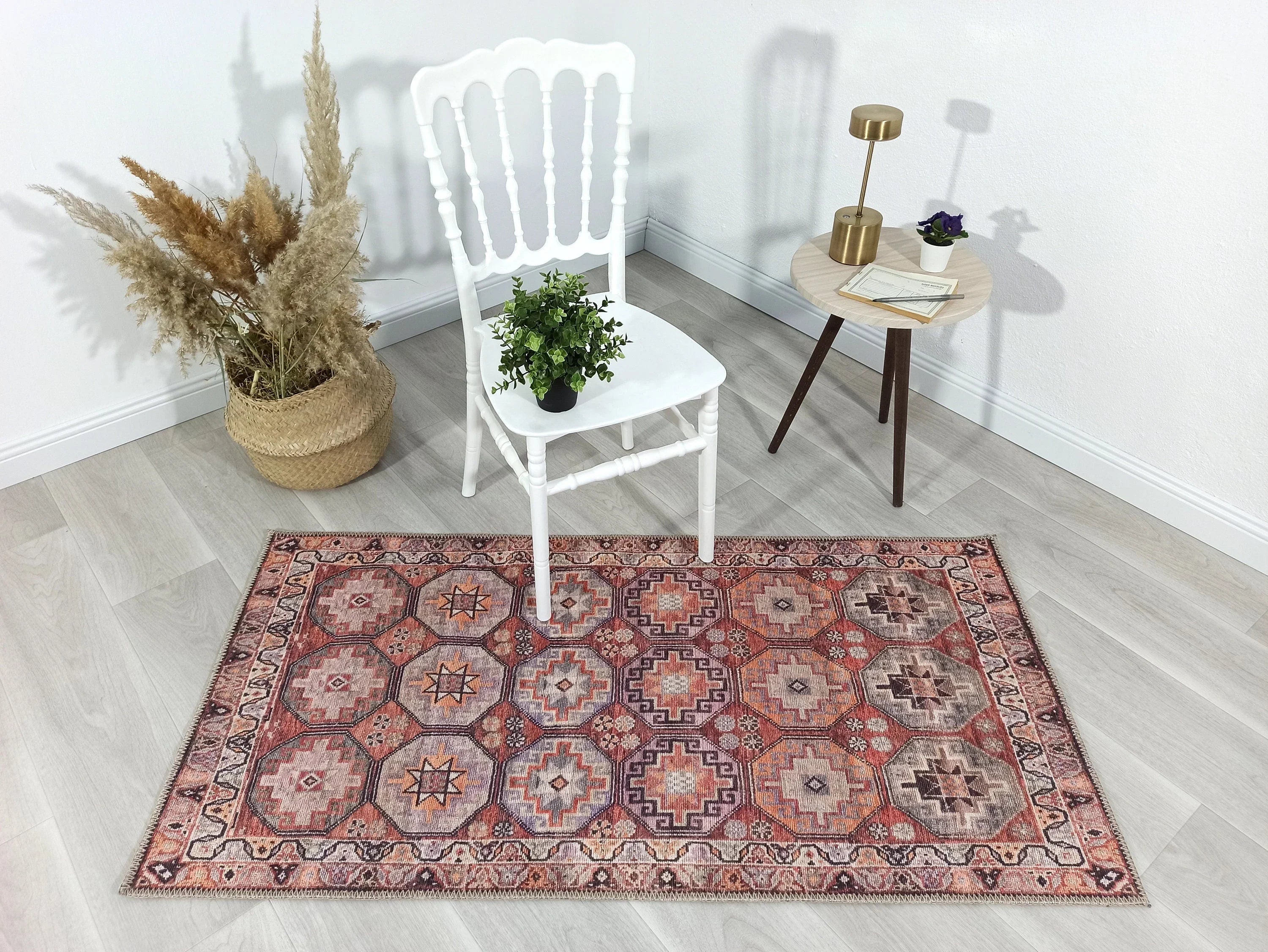 Kiremit ve Geometrik Desenli Vintage Halı