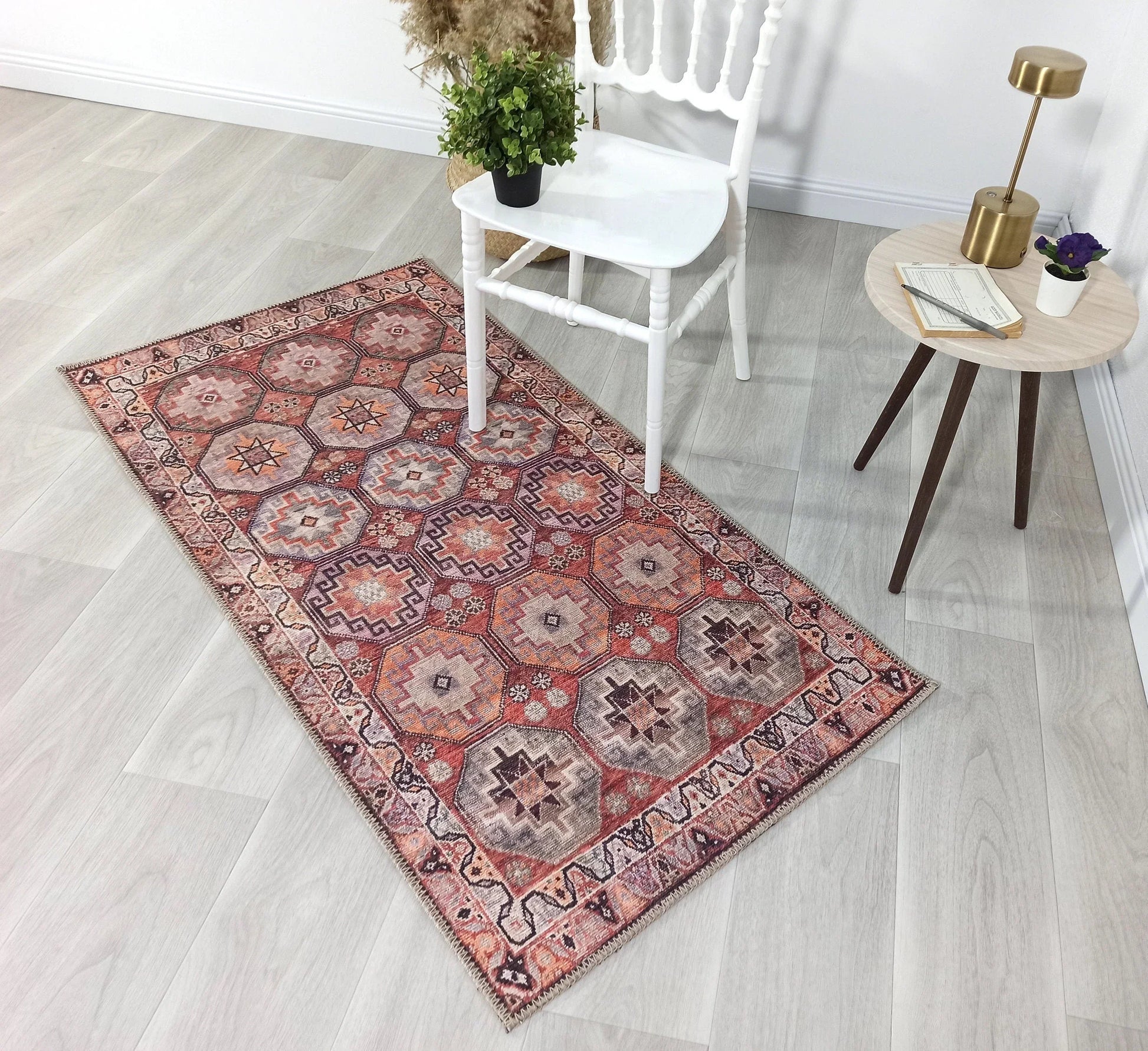 Kiremit ve Geometrik Desenli Vintage Halı