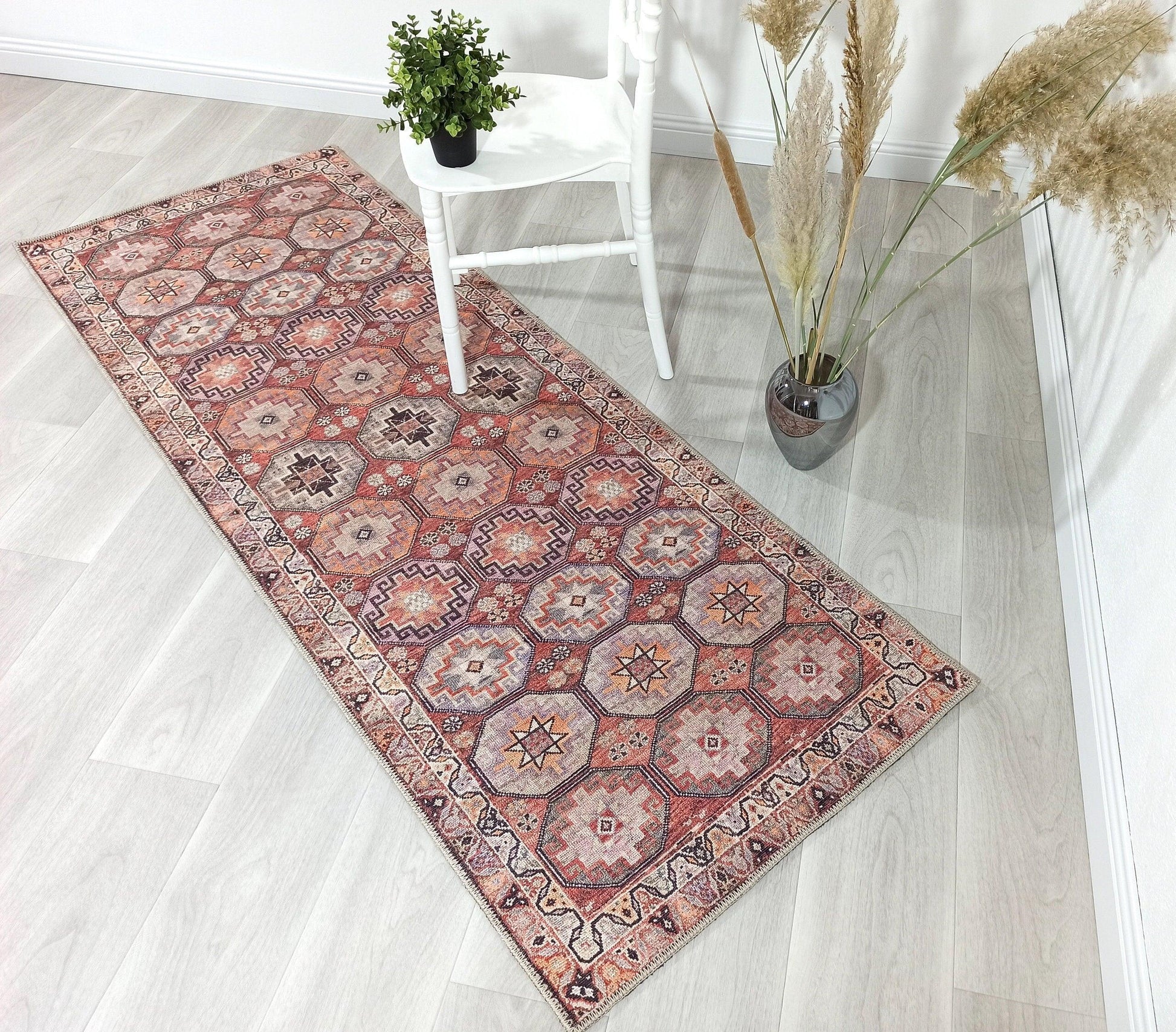 Kiremit ve Geometrik Desenli Vintage Halı