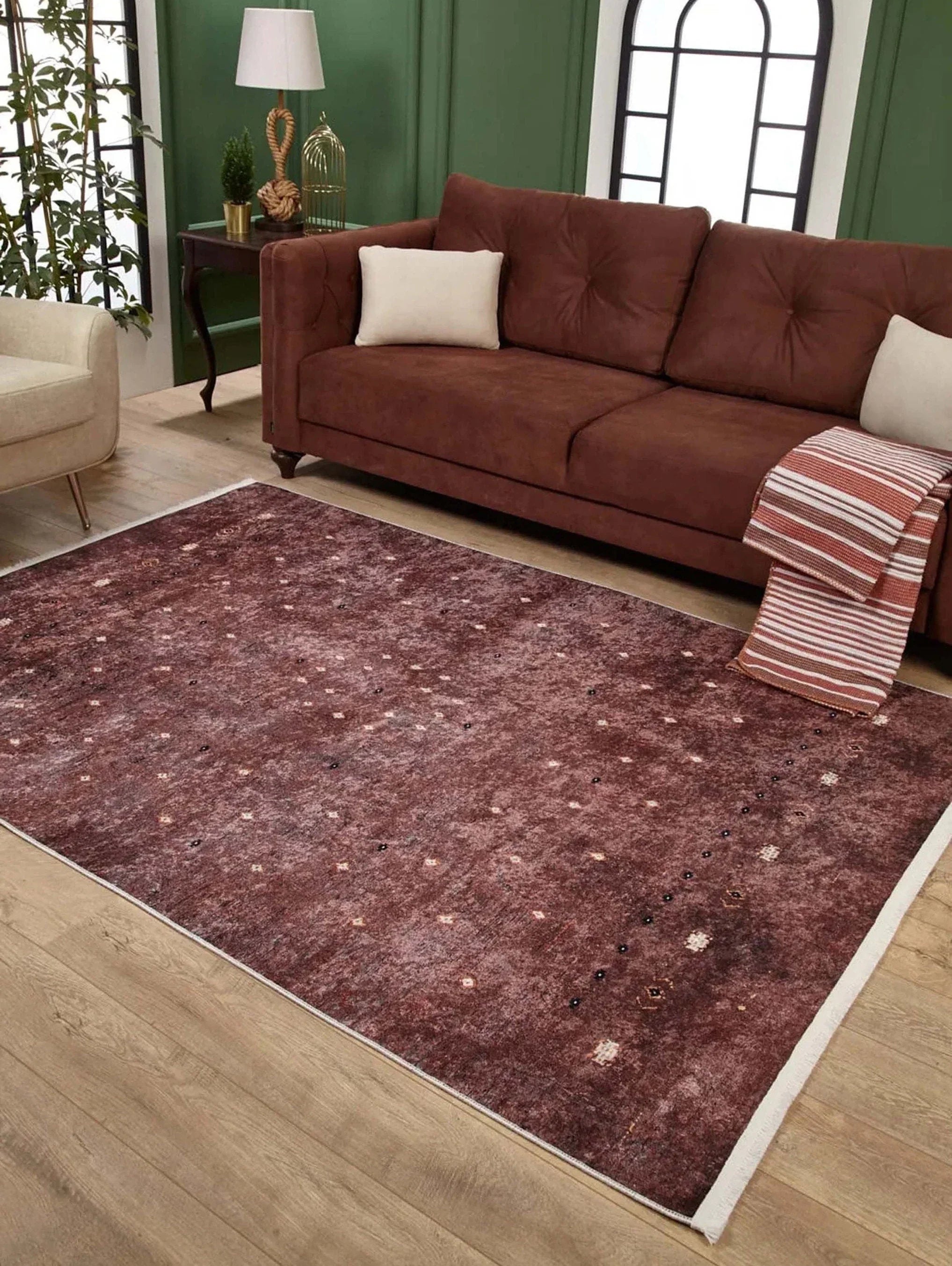 Kahverengi Uşak Desenli Kilim Halı