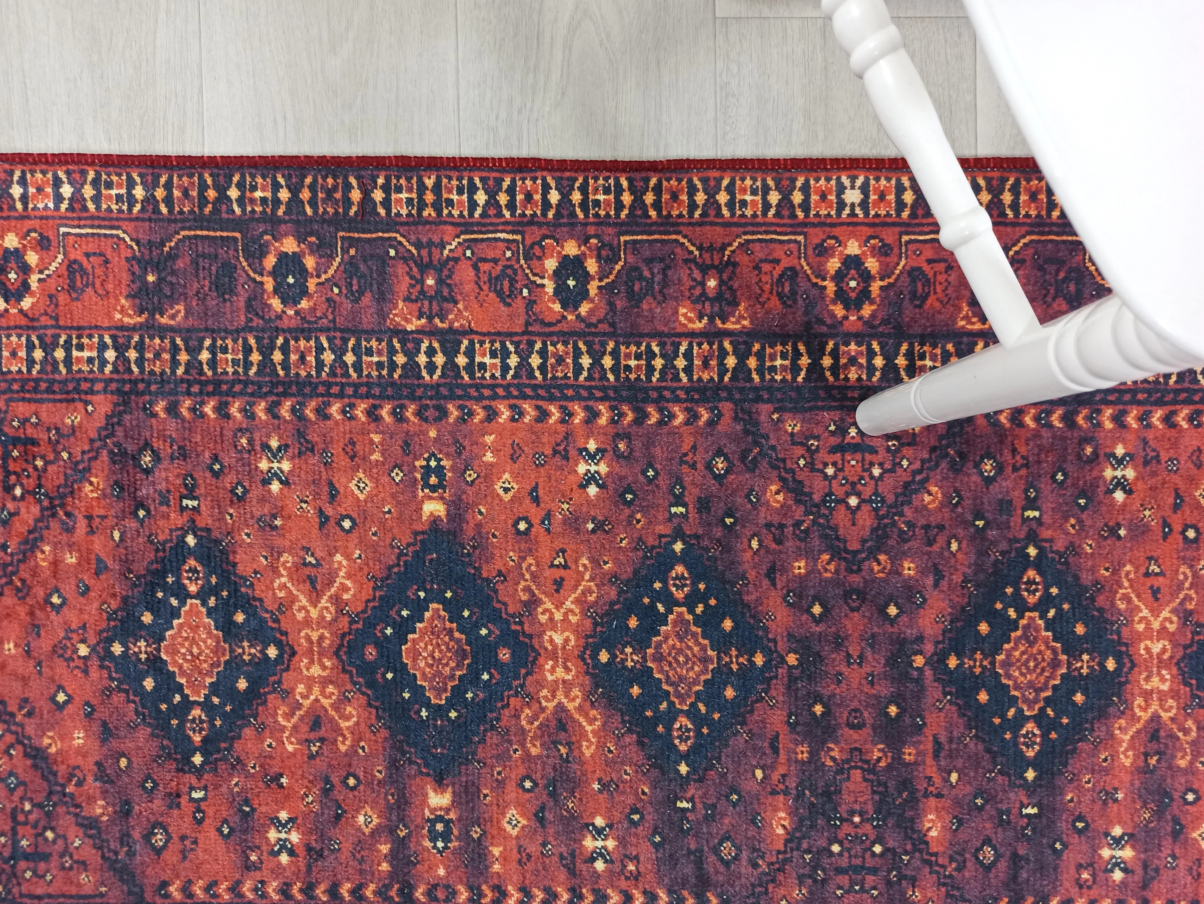 Kırmızı Lacivert Geometrik Desenli Halı