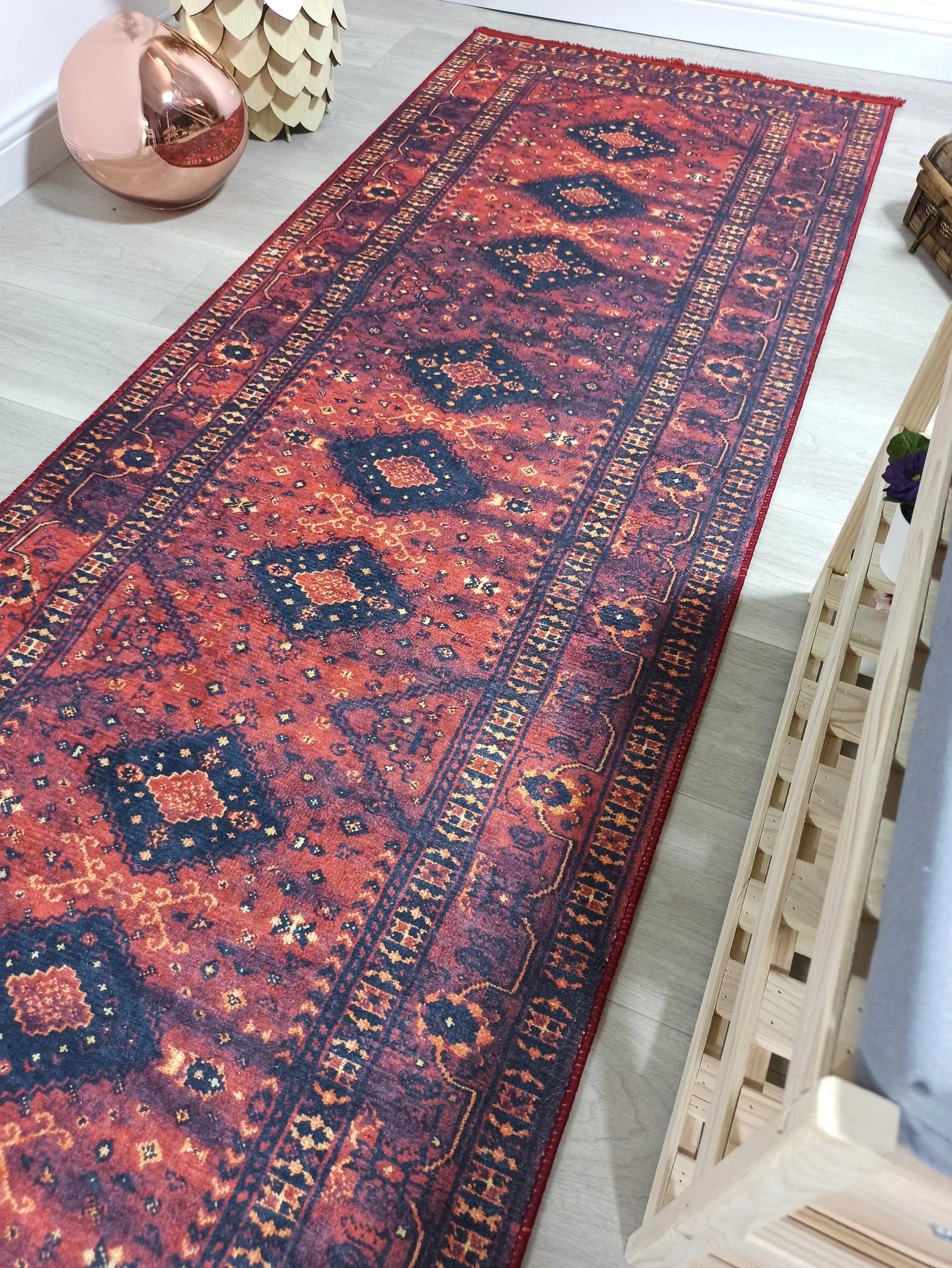 Kırmızı Lacivert Geometrik Desenli Halı