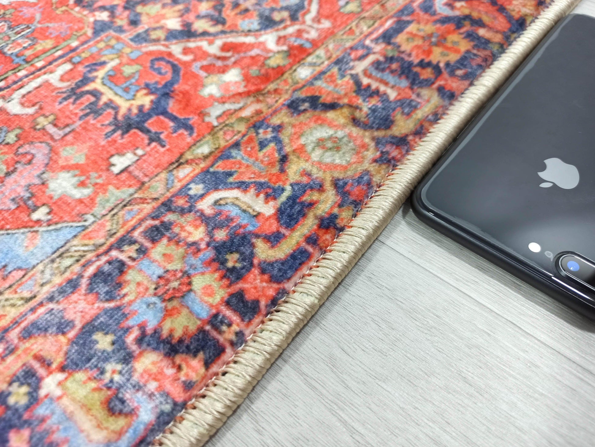 Kırmızı ve Lacivert Mavi Renkli Vintage Halısı