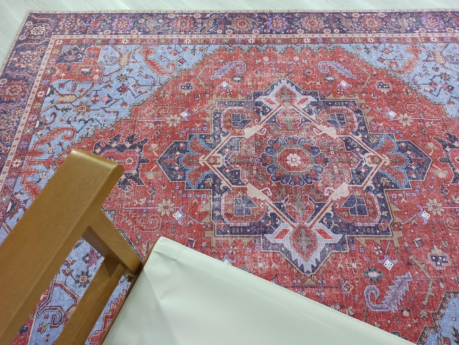 Kırmızı ve Mavi Madalyon Desenli Vintage Halı