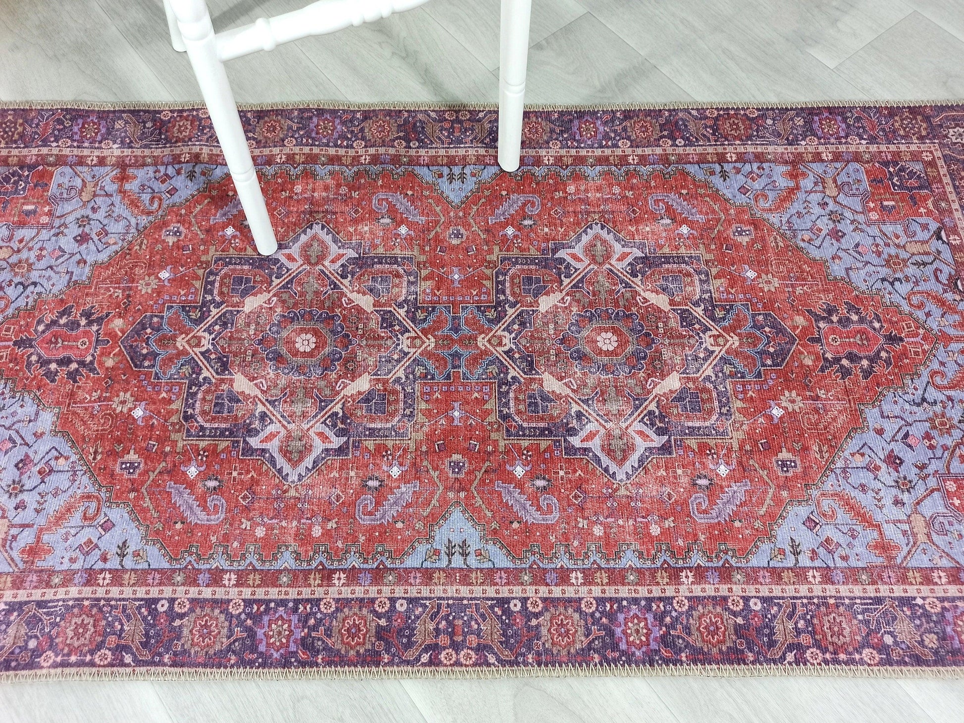 Kırmızı ve Mavi Madalyon Desenli Vintage Halı