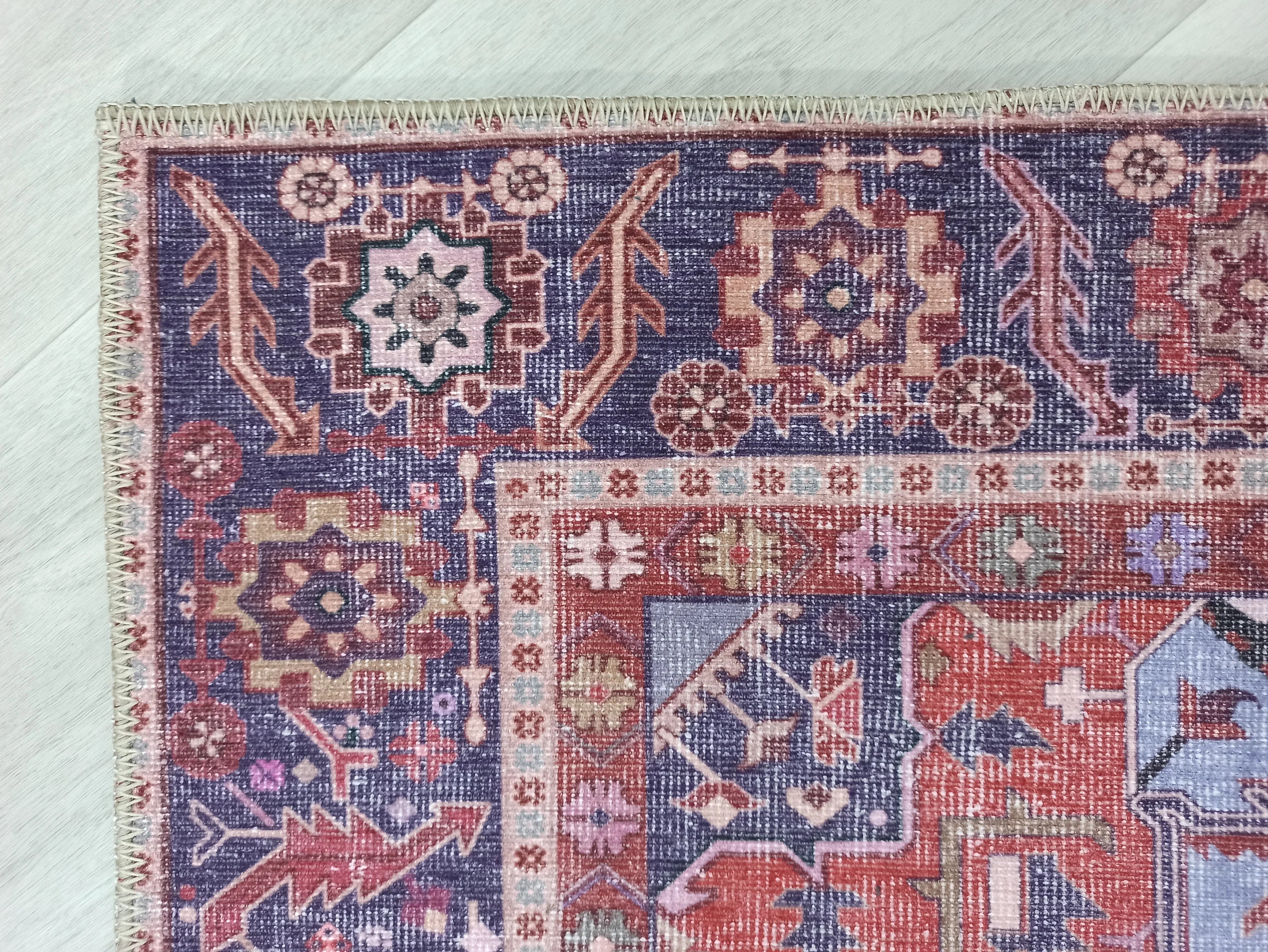 Kırmızı ve Mavi Madalyon Desenli Vintage Halı