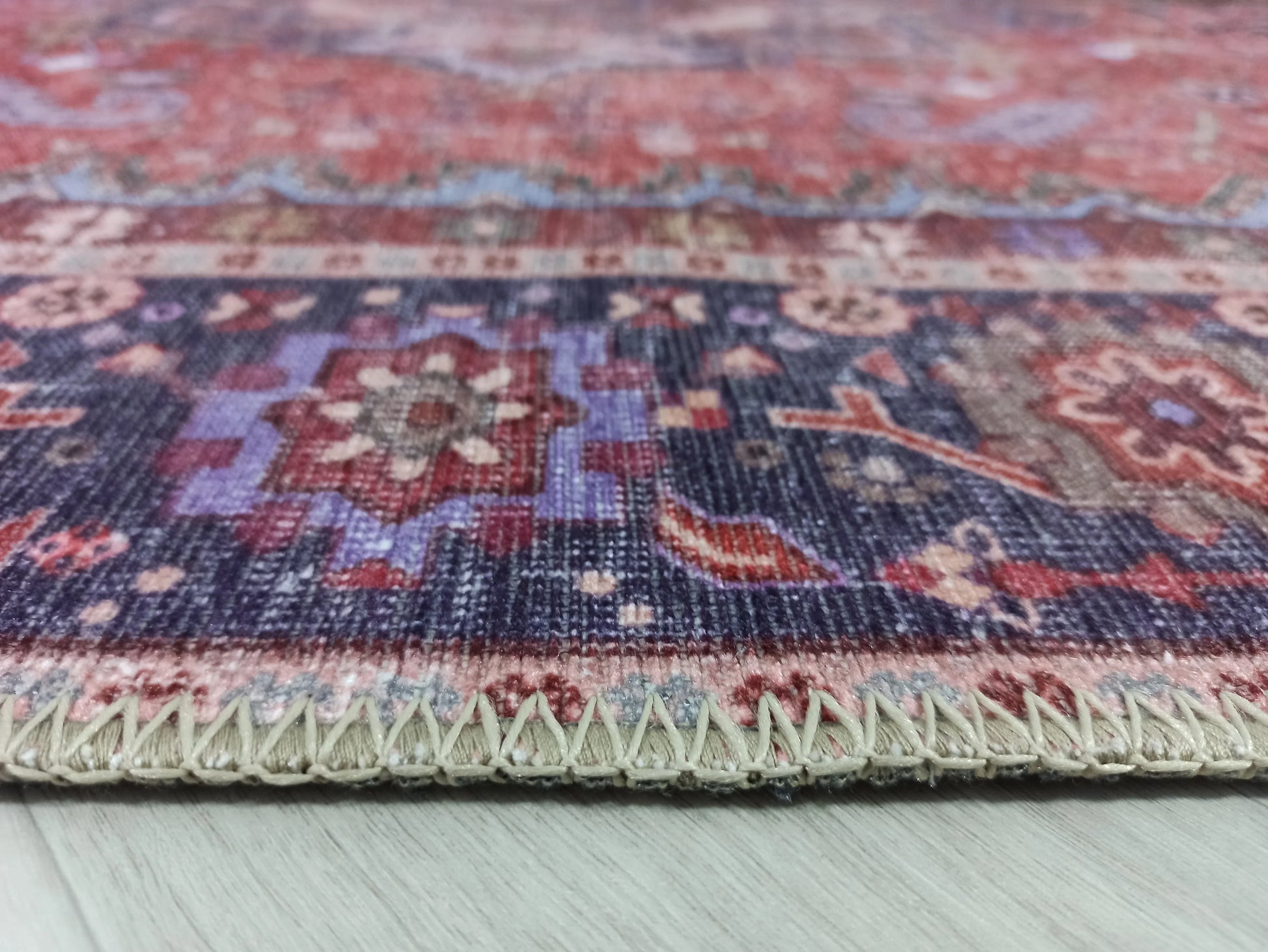 Kırmızı ve Mavi Madalyon Desenli Vintage Halı