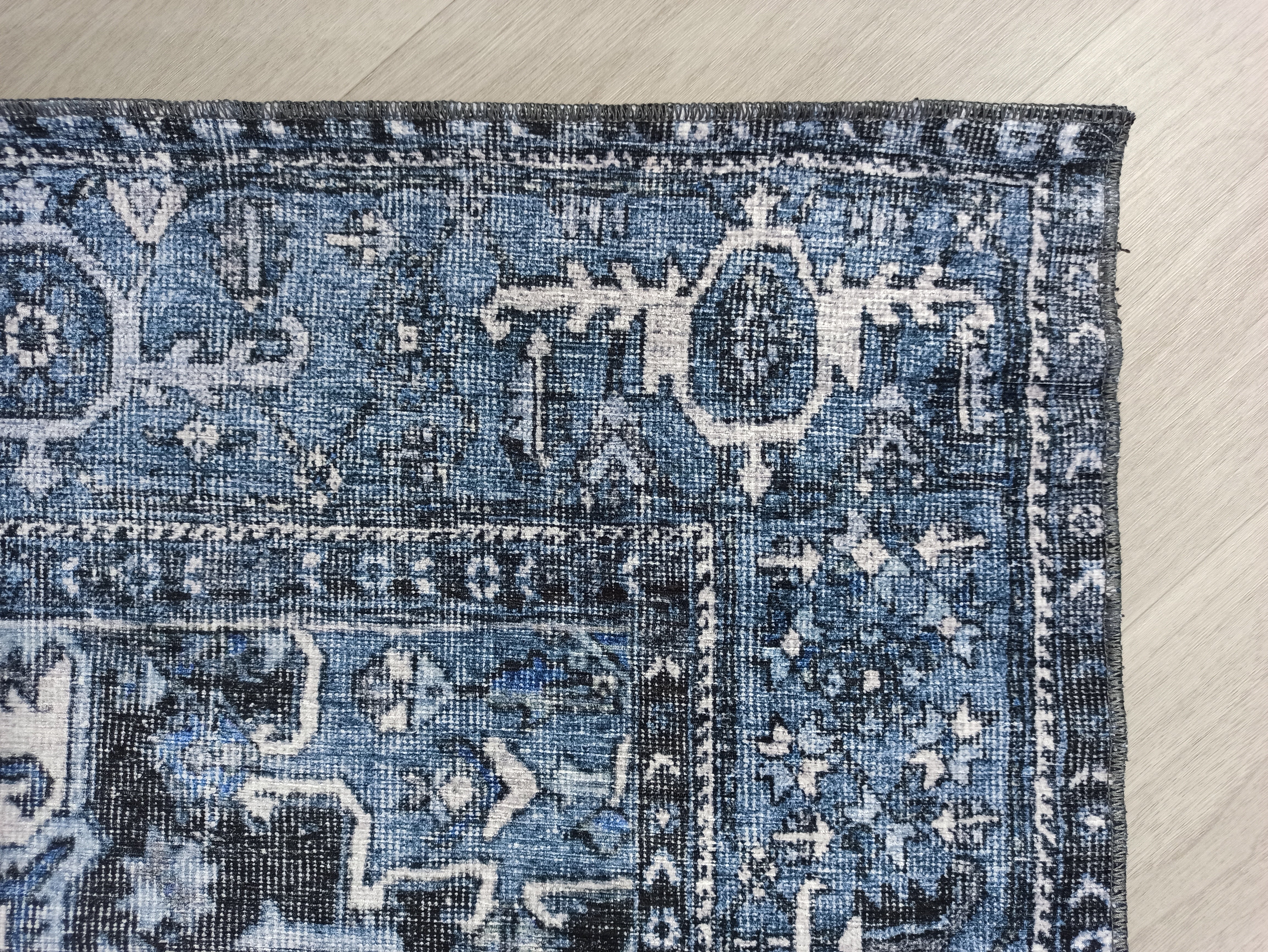 Mavi ve Beyaz Eskitme Medalyonlu Vintage Halı
