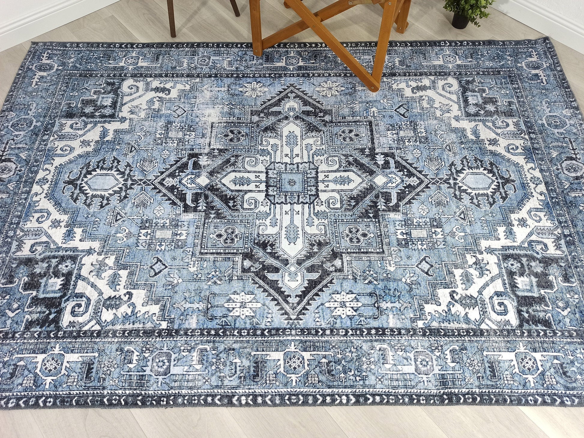 Mavi ve Beyaz Eskitme Medalyonlu Vintage Halı
