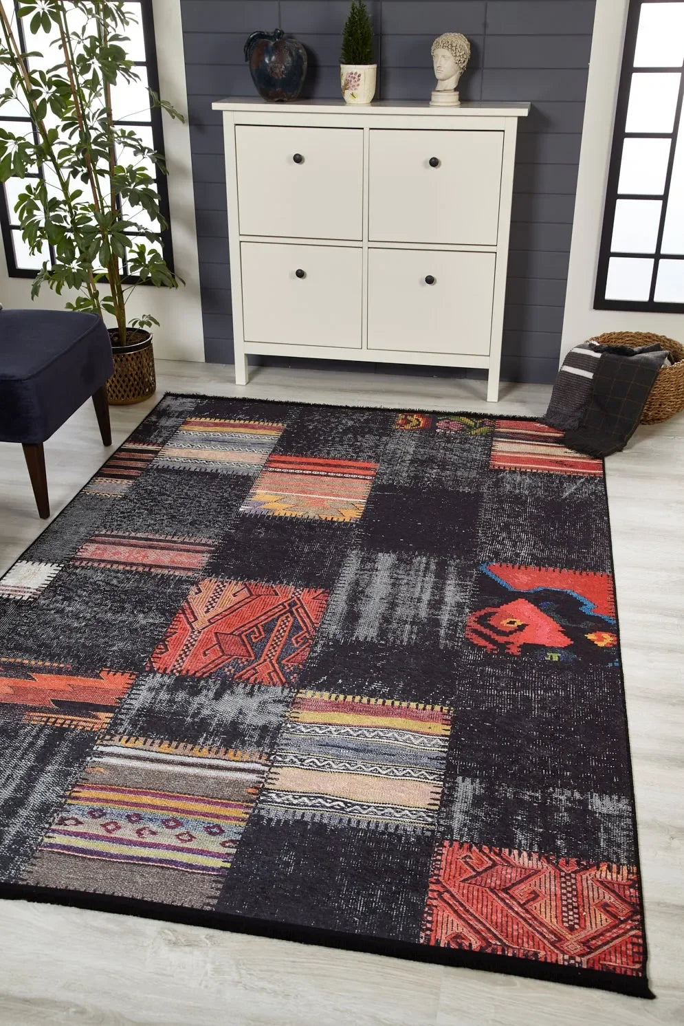 Koyu Füme Siyah Etnik Patchwork Görünümlü Halı