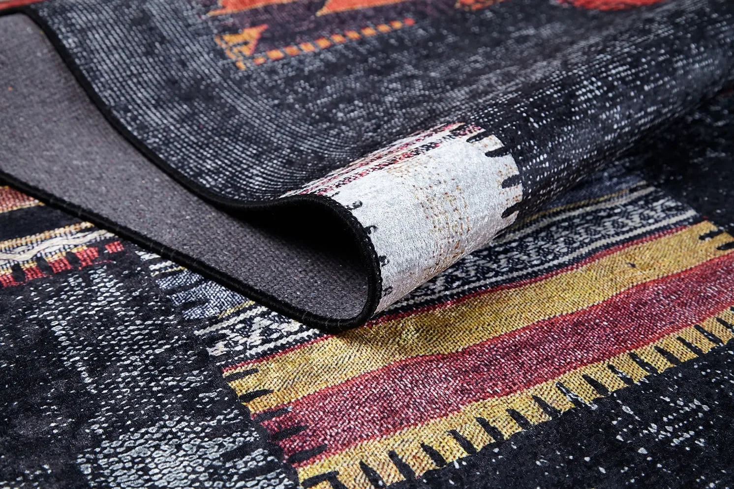 Koyu Füme Siyah Etnik Patchwork Görünümlü Halı
