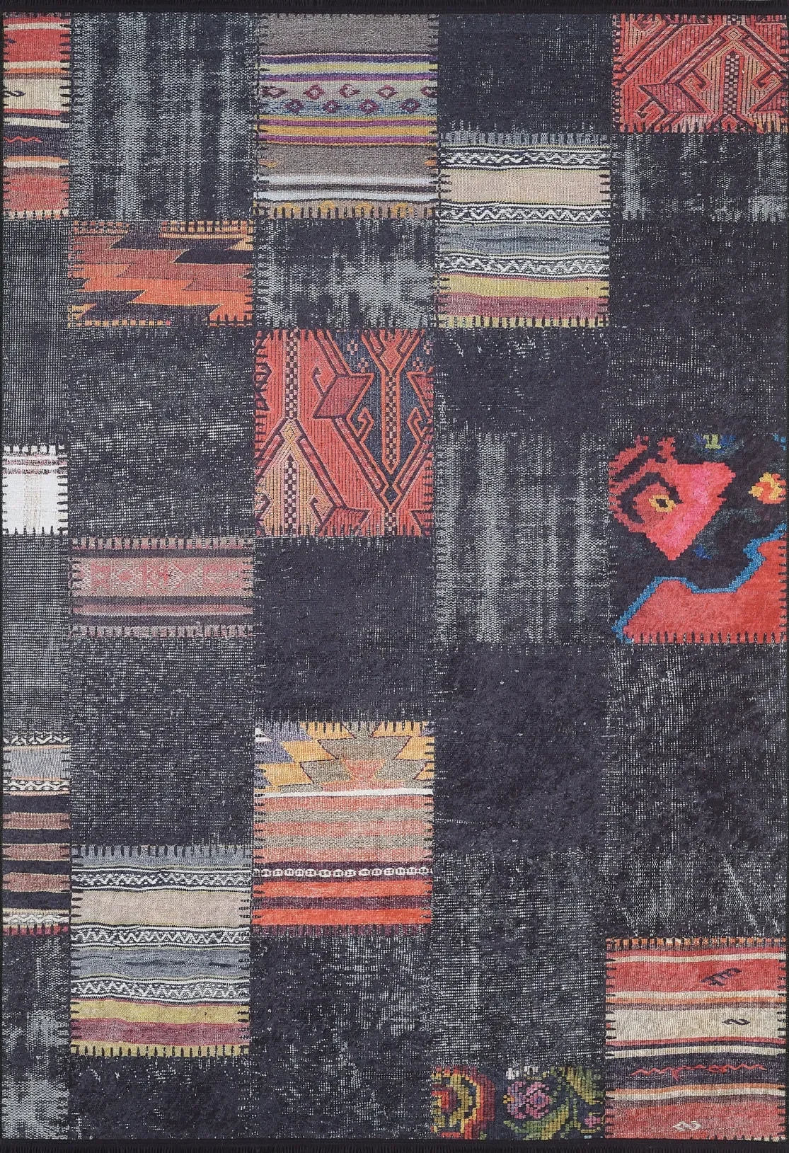 Koyu Füme Siyah Etnik Patchwork Görünümlü Halı