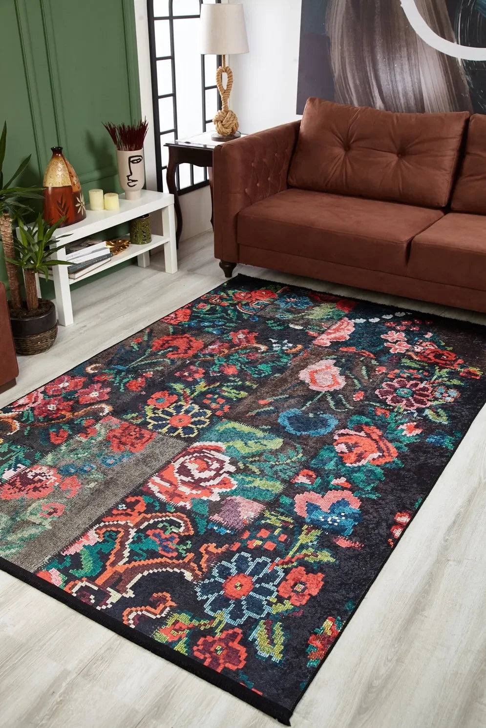 Koyu Siyah Zemin Çiçekli Patchwork Görünümlü Halı