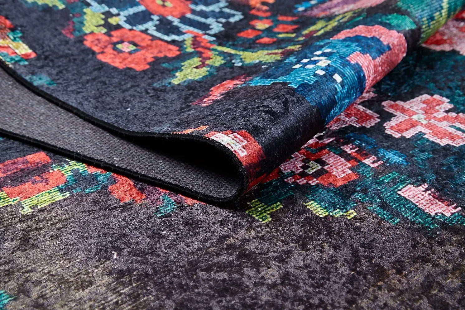 Koyu Siyah Zemin Çiçekli Patchwork Görünümlü Halı