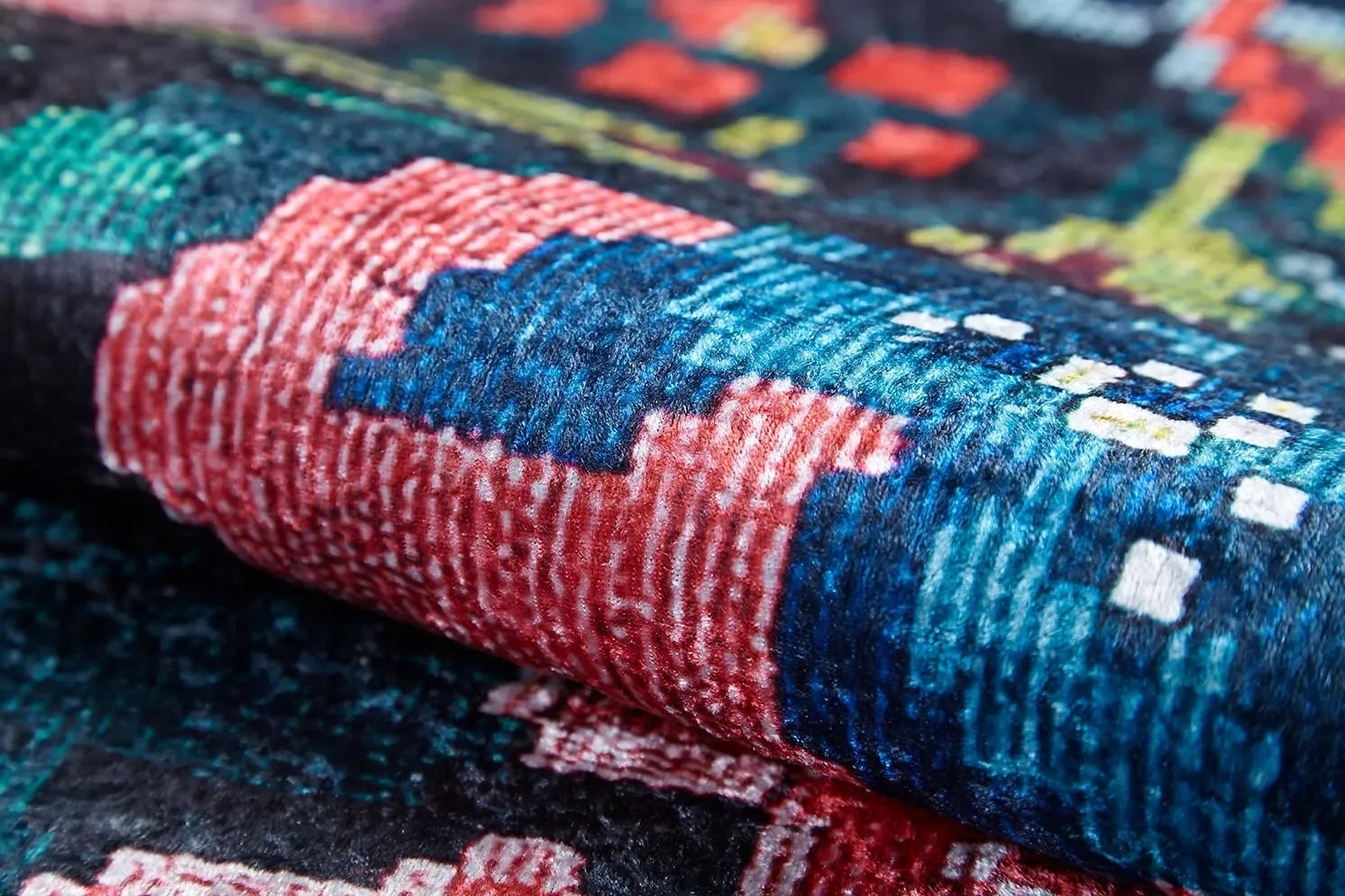 Koyu Siyah Zemin Çiçekli Patchwork Görünümlü Halı