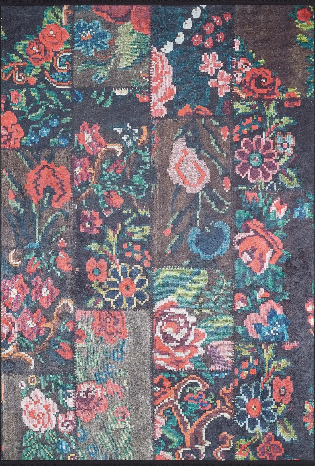 Koyu Siyah Zemin Çiçekli Patchwork Görünümlü Halı