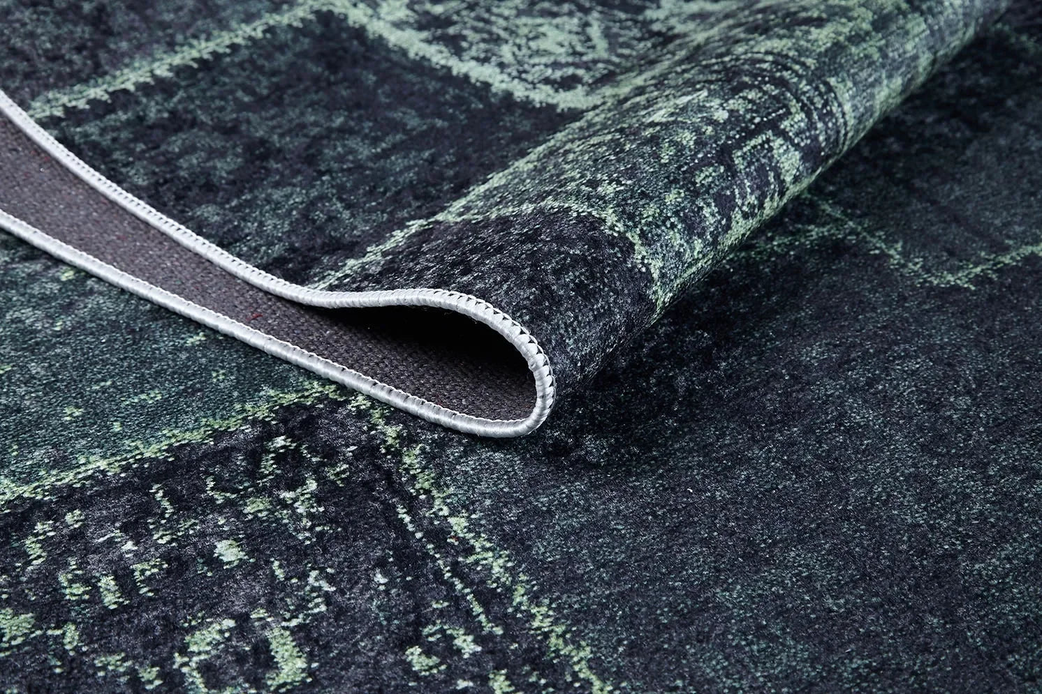 Koyu Yeşil Haki Patchwork Görünümlü Halı