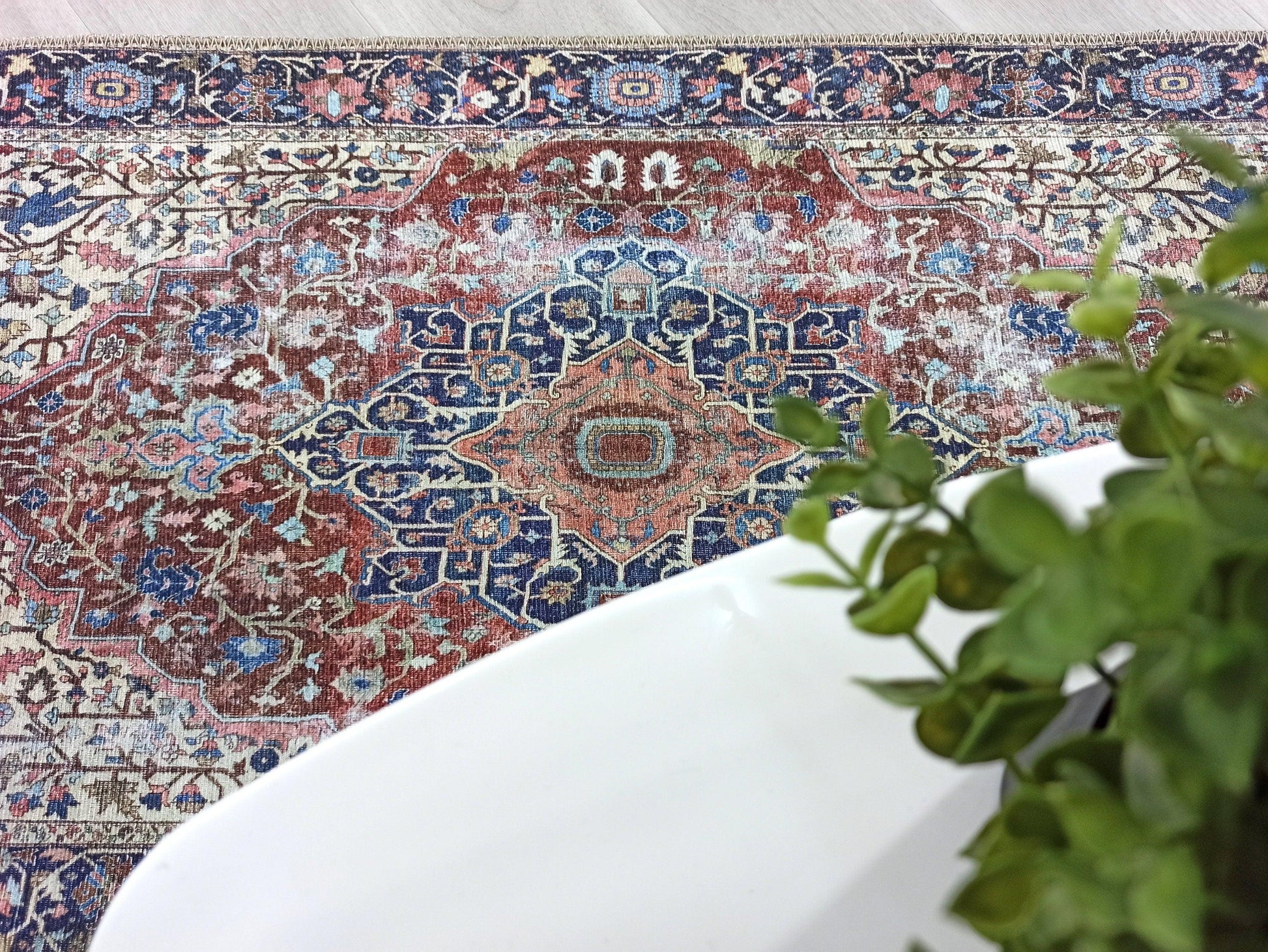 Lacivert ve Kahverengi Madalyon Desenli Vintage Halı