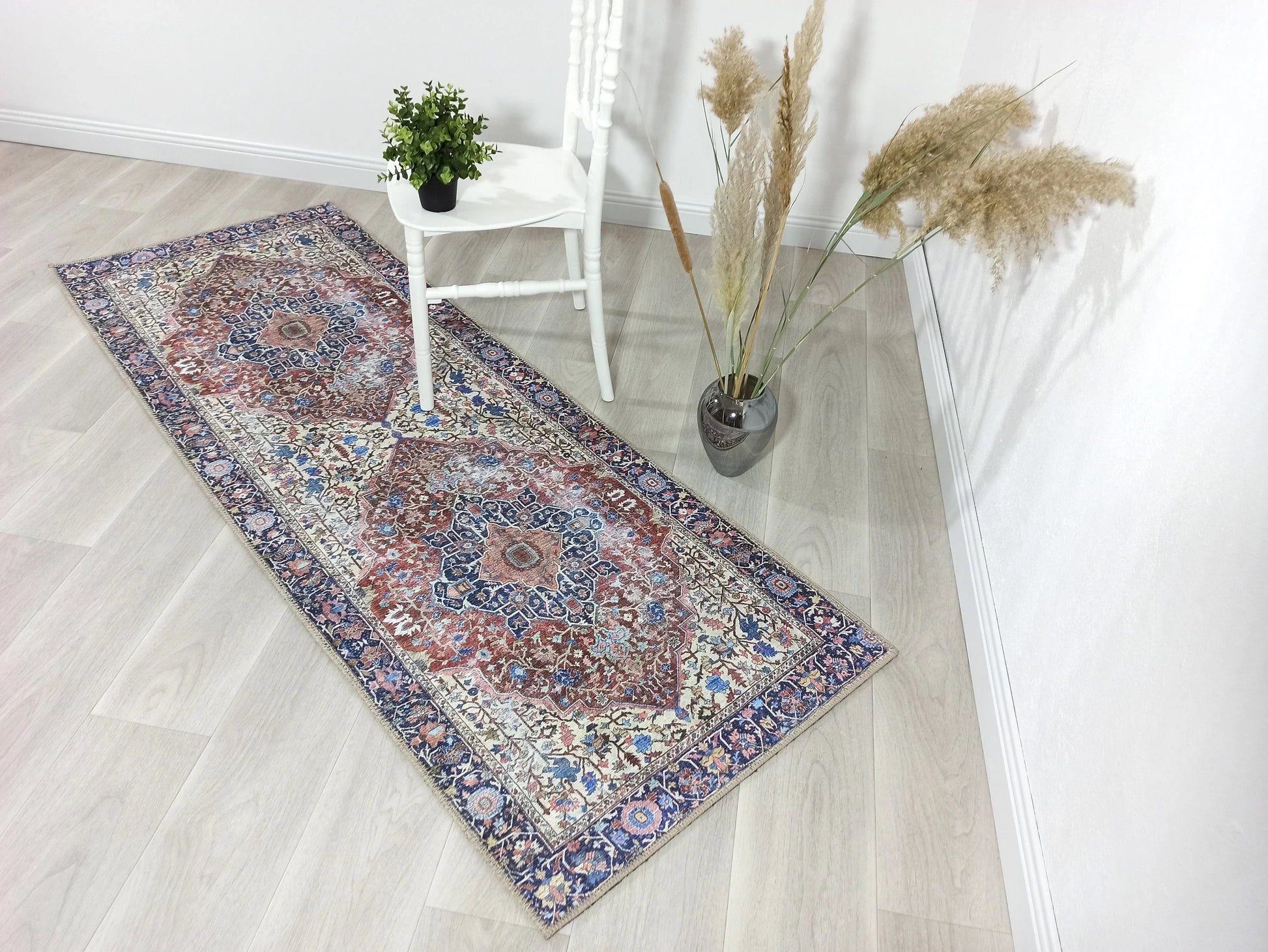 Lacivert ve Kahverengi Madalyon Desenli Vintage Halı