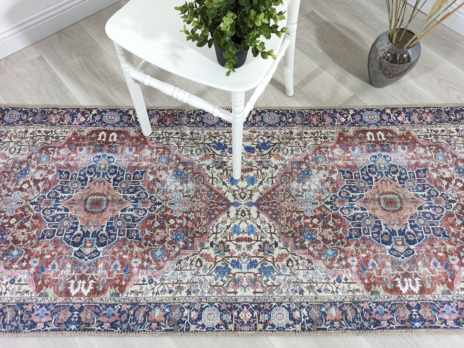 Lacivert ve Kahverengi Madalyon Desenli Vintage Halı