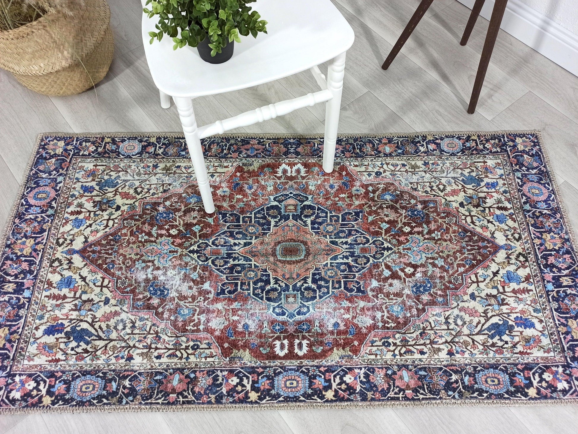 Lacivert ve Kahverengi Madalyon Desenli Vintage Halı