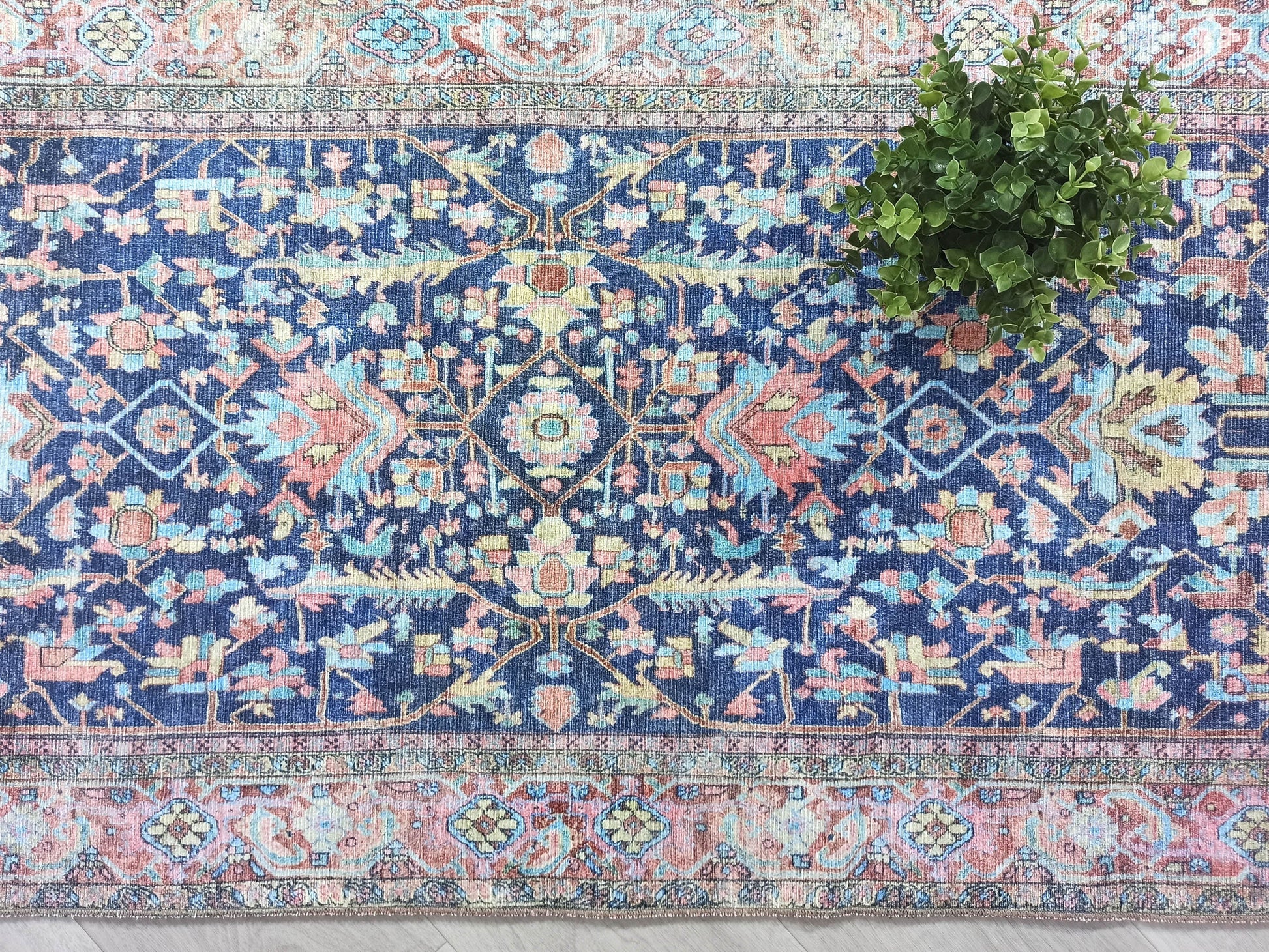 Lacivert ve Somon Çiçekli Vintage Türk Halısı