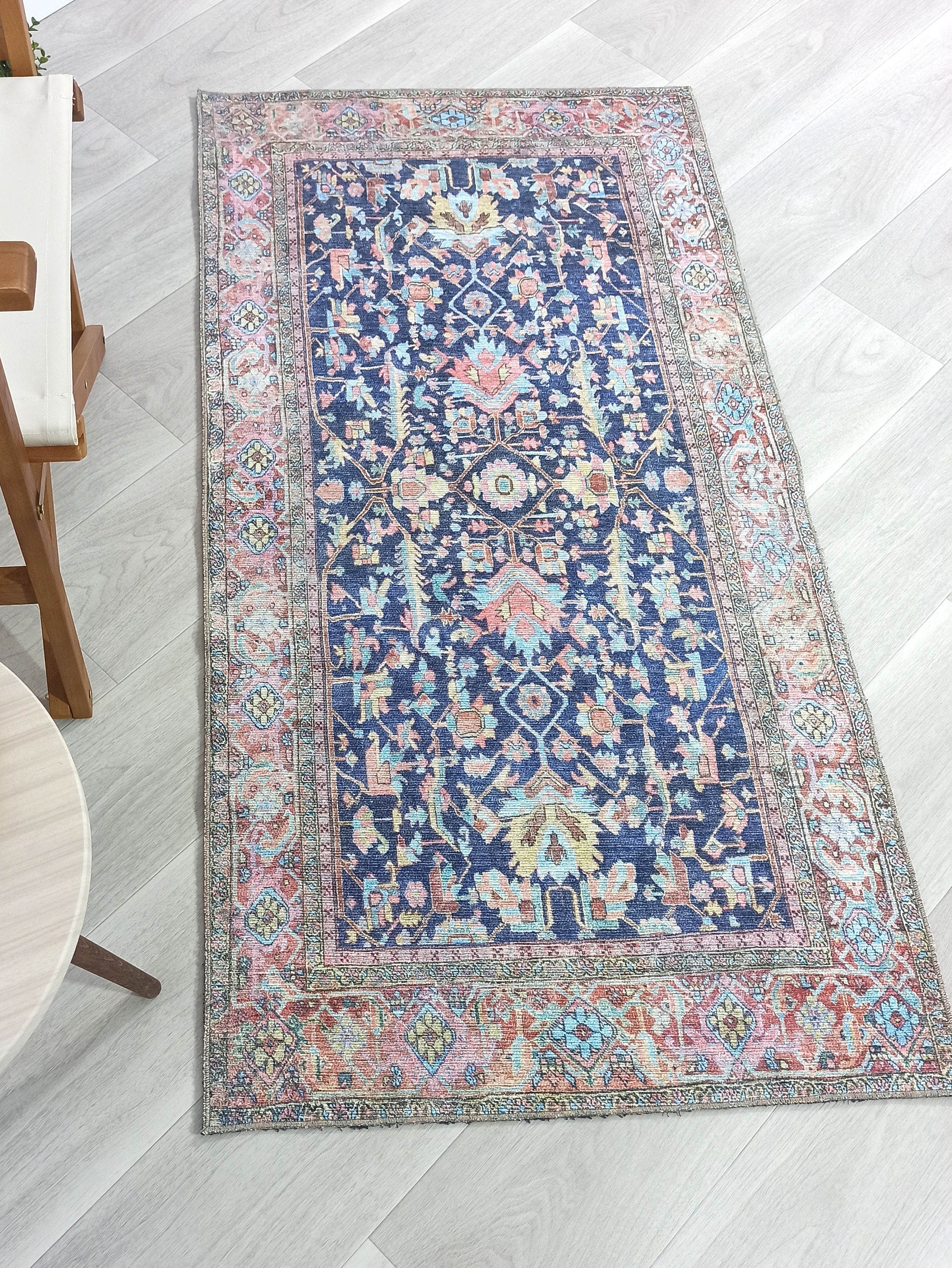 Lacivert ve Somon Çiçekli Vintage Türk Halısı