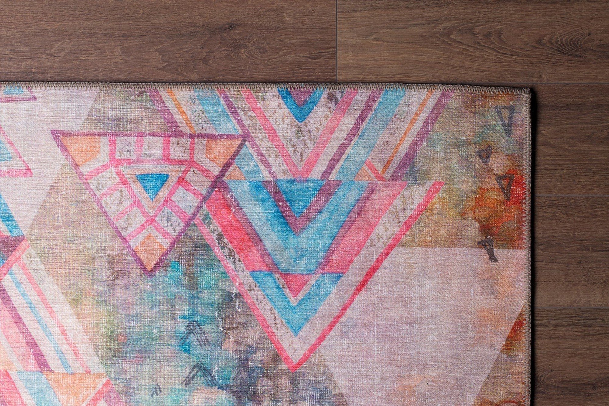Pastel Renkli ve Üçgen Desenli Modern Halı