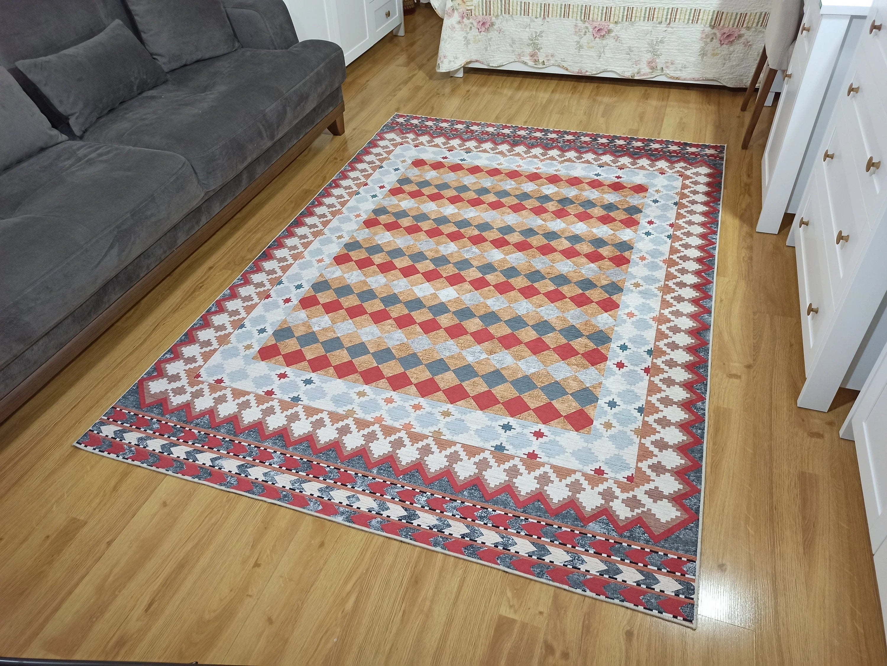Kiremit ve Hardal Dama Desenli Çok Renkli Kilim Halı