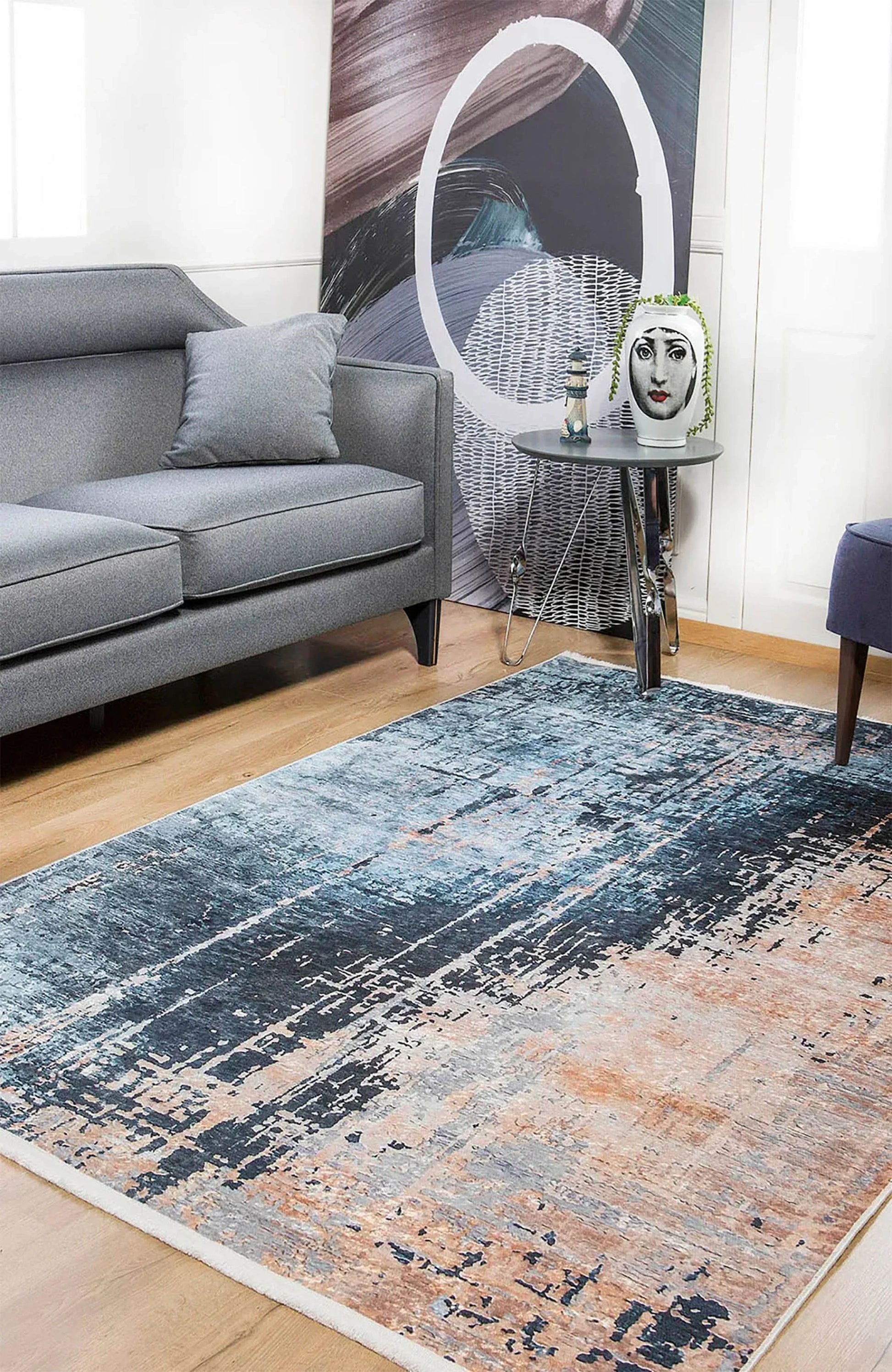 Mavi Füme ve Bej Tonlarında Modern Soyut Sanat Halısı