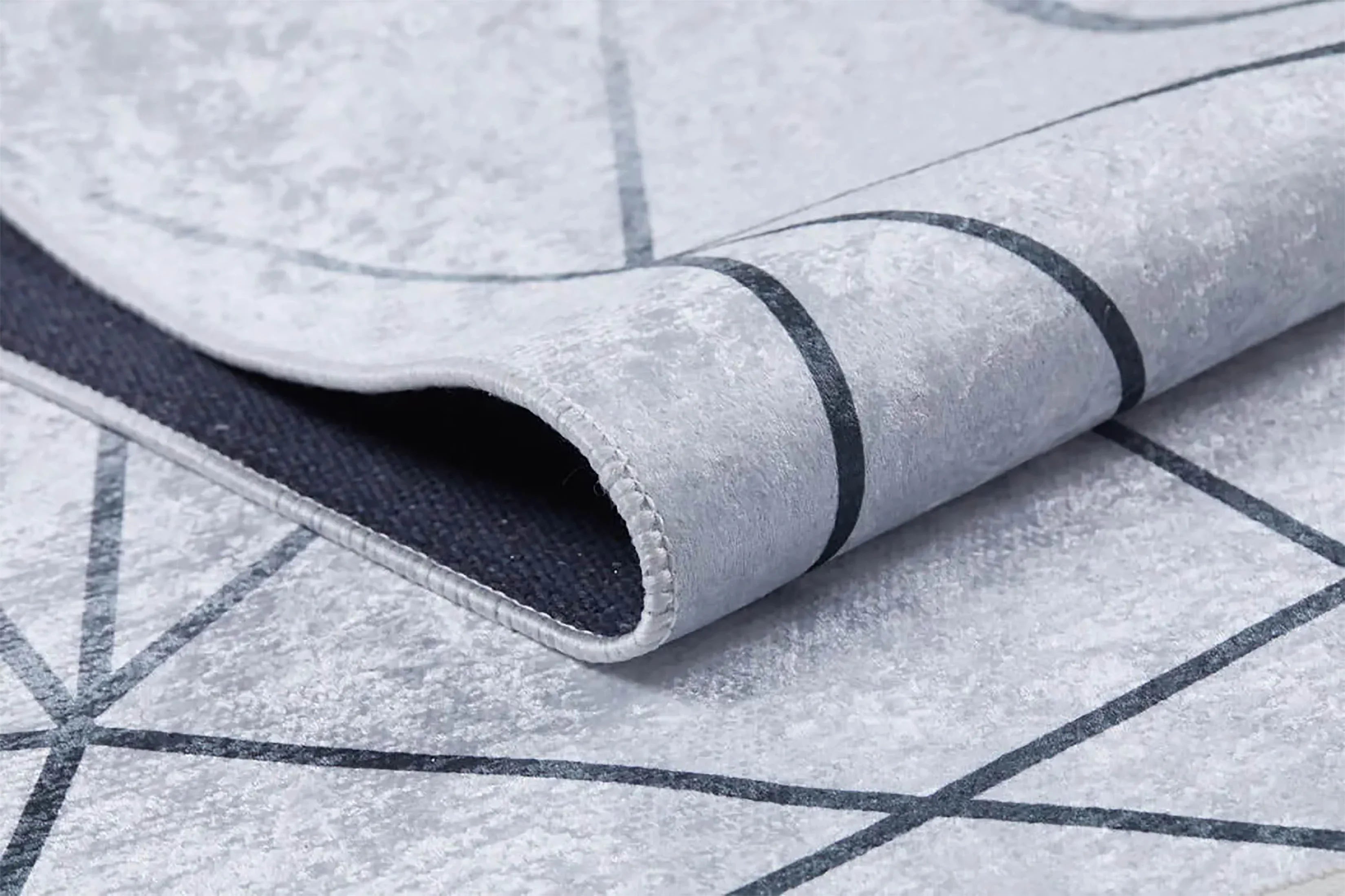 Minimalist Geometrik Ağ Desenli Açık Gri ve Siyah Çizgili Halı
