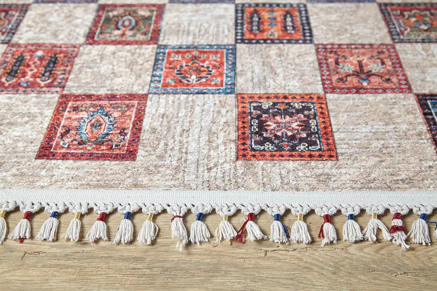 Örgü Saçaklı Bej Otantik Kareli Modern Halı