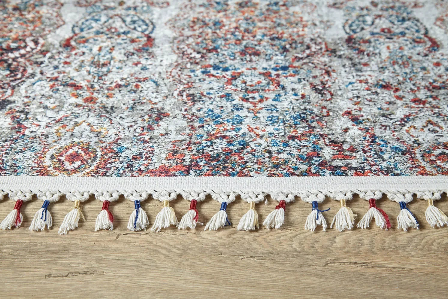 Örgü Saçaklı Çok Renkli Klasik Desenli Halı