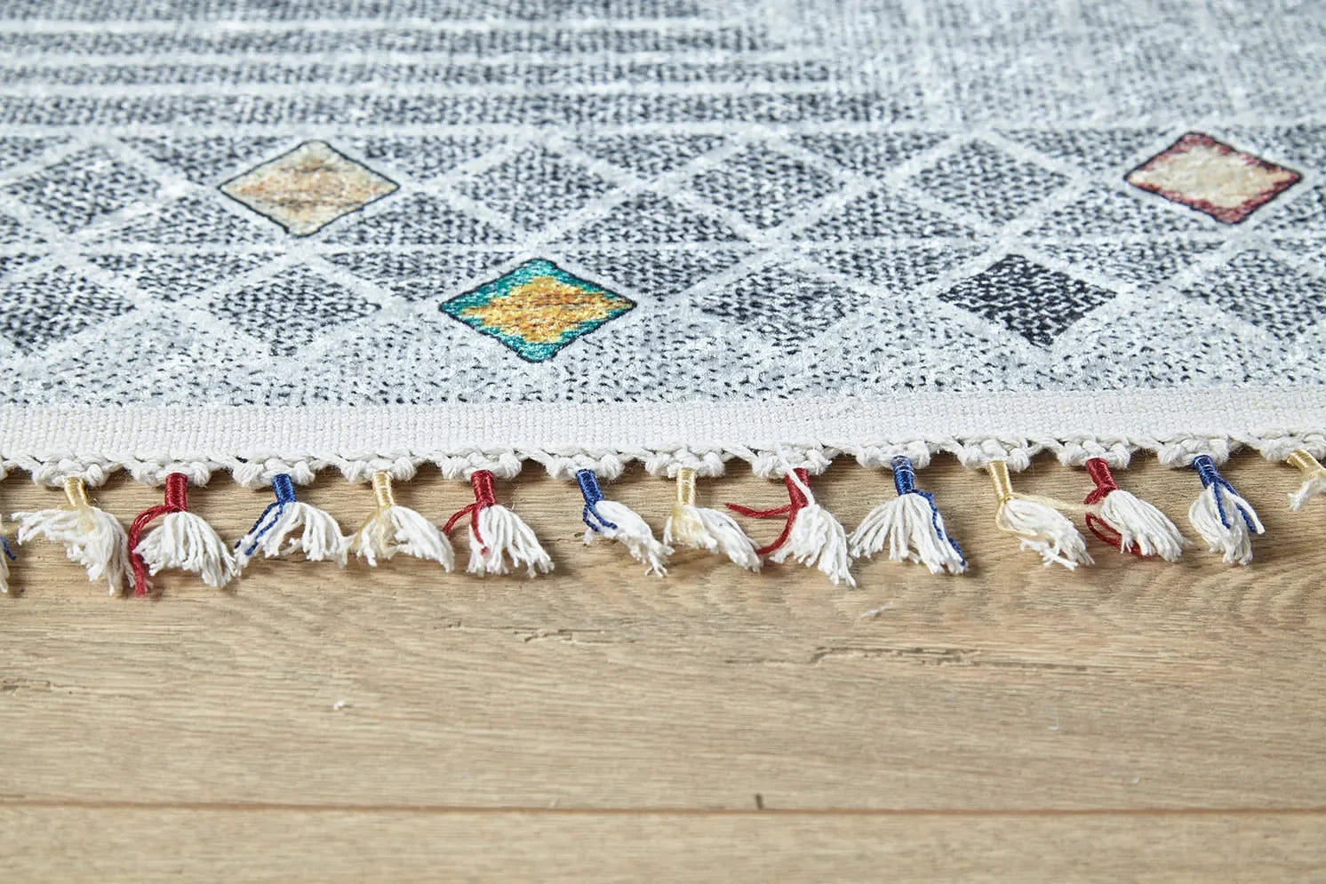 Örgü Saçaklı Gri Baklava Desenli Halı