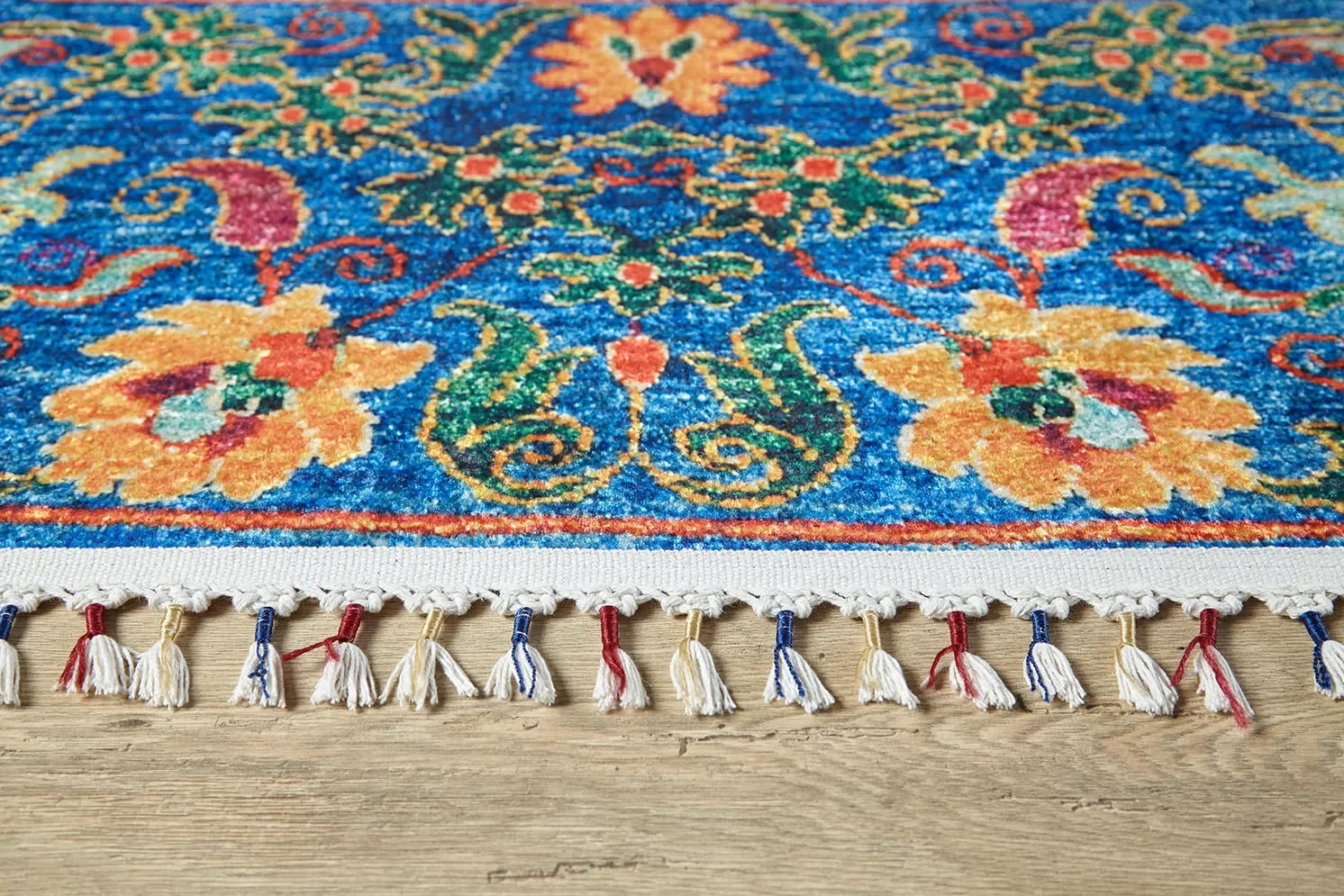 Örgü Saçaklı Mavi Zemin Üzerine Çiçek Desenli Halı