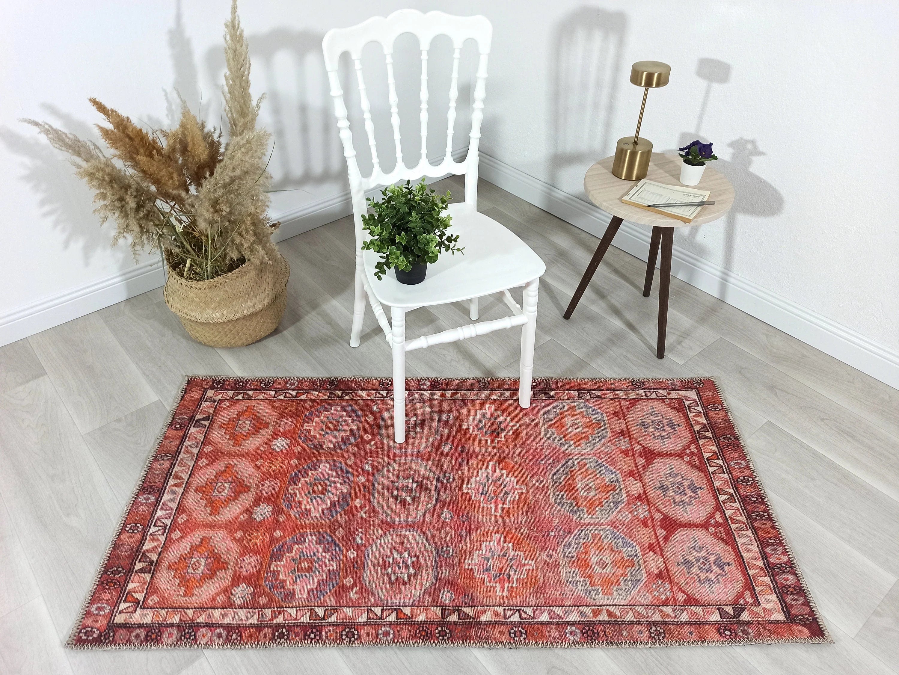 Mercan ve Pembe Geometrik Desenli Vintage Türk Halısı
