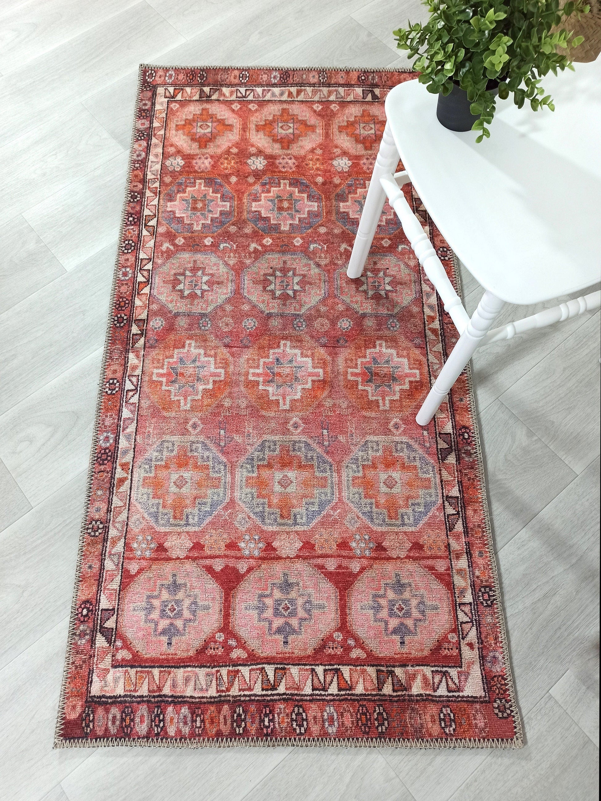 Mercan ve Pembe Geometrik Desenli Vintage Türk Halısı