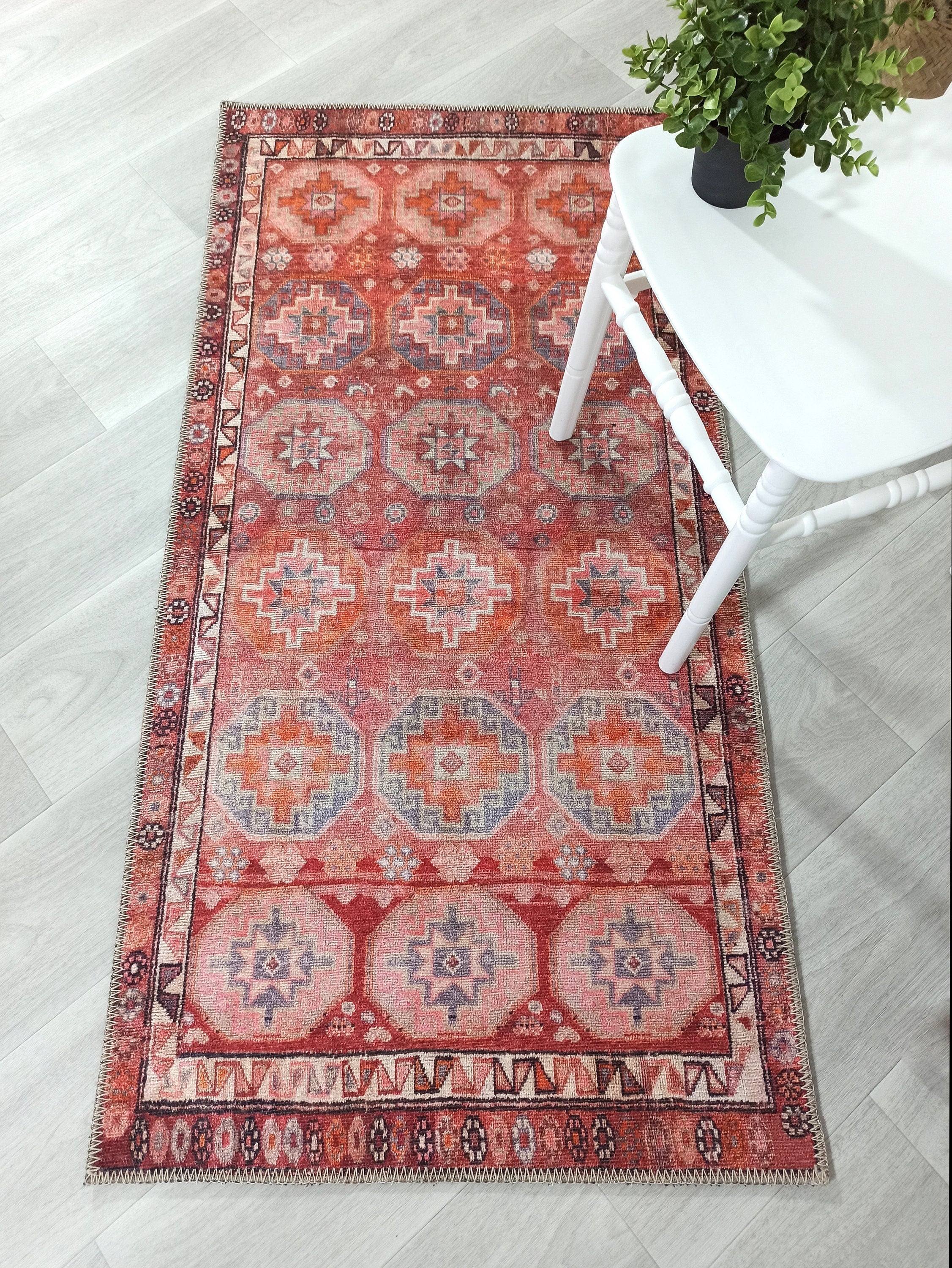 Mercan ve Pembe Geometrik Desenli Vintage Türk Halısı