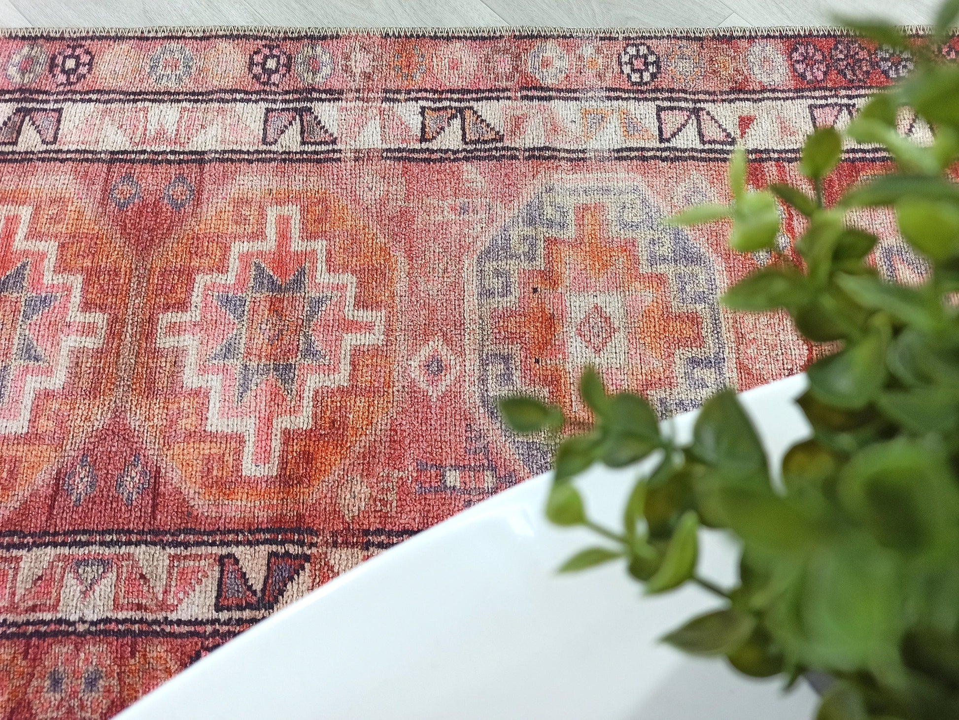Canlı Pembe ve Turuncu Medalyonlu Vintage Halı