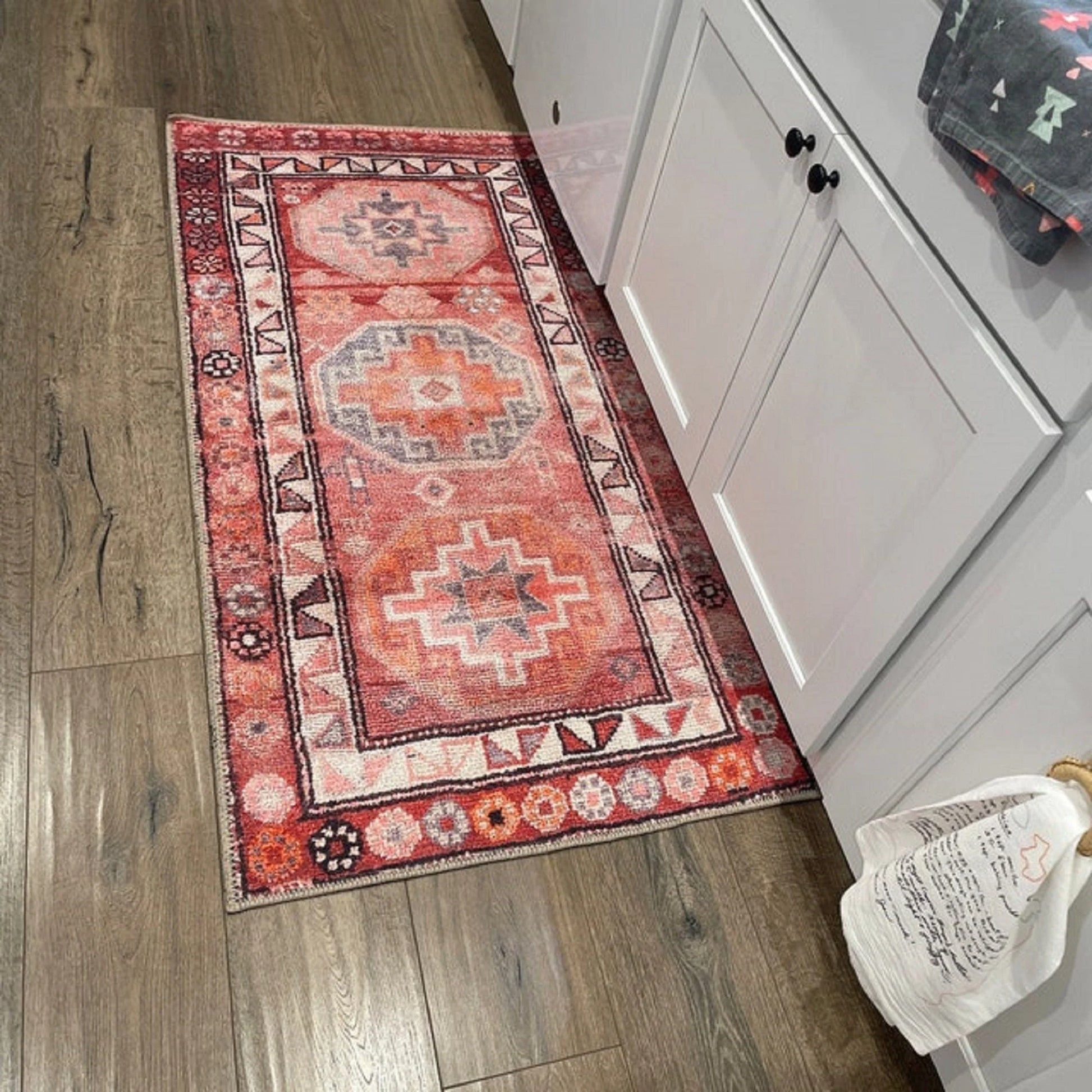 Canlı Pembe ve Turuncu Medalyonlu Vintage Halı